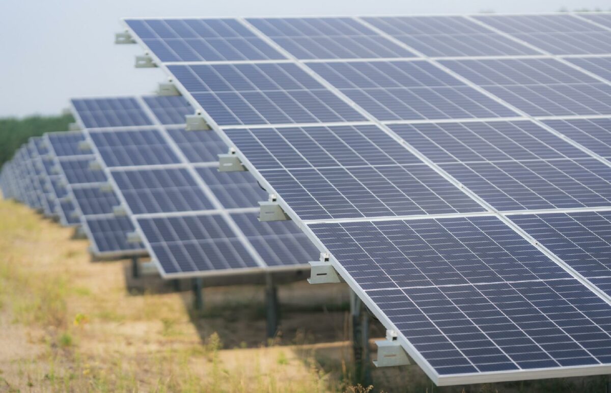 Østerskov Solenergipark er den første men langt fra den sidste i Skanderborg Kommune, der har et mål om, at kommunens el-forbrug skal være dækket af solceller og vindmøller senest i 2030.