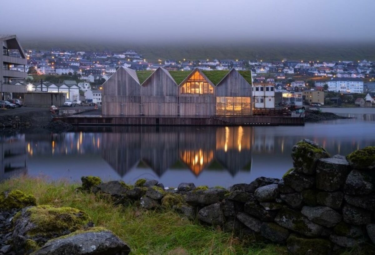 Klaksvik, med Klaksvik Row Club midt i den maleriske fjord, ligger skærmet mod Atlantens hårde vinde med udsigt til naboøerne. Foto: Nic Lehoux