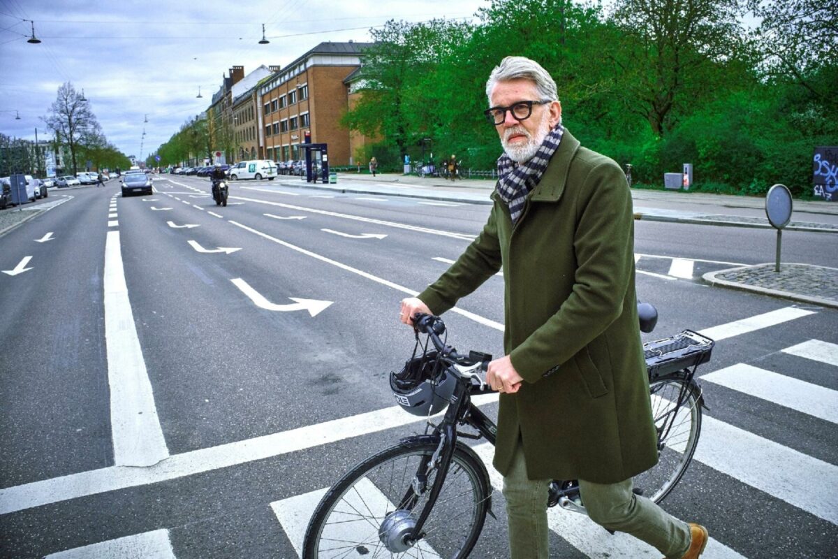 EKJ og adm. direktør Henrik Juul Sørensen har hovedkontor lige over for Rigshospitalet i København, og den centrale placering har gjort virksomheden kendt som 'De cyklende rådgivere', da medarbejderne ofte cykler ud til projekterne.