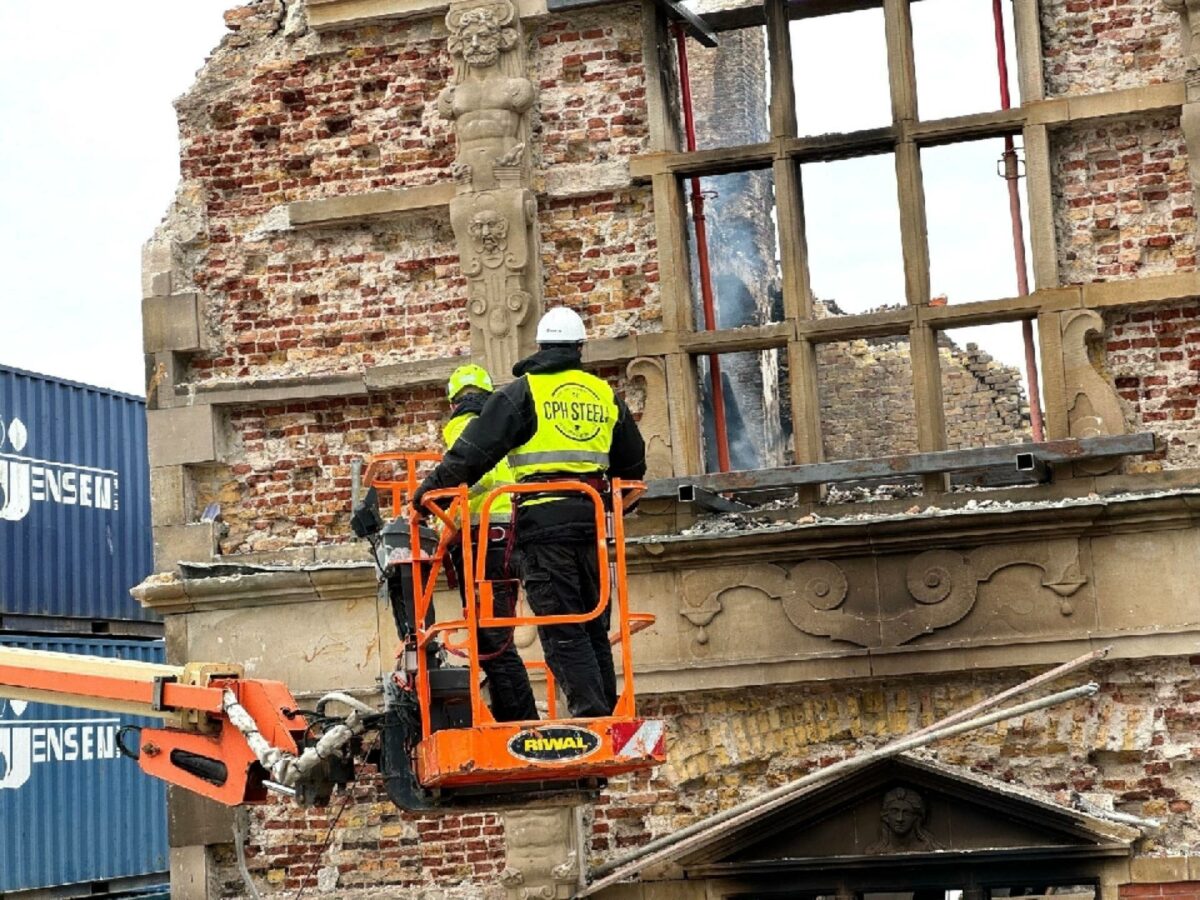 Det tog en uges tid, inden branden på Børsen blev slukket. Siden er arbejdet med at rydde brandtomten sat i gang. For Børsen skal genopbygges 'no matter what', som adm. direktør i Dansk Erhverv, Brian Mikkelsen, sagde, mens branden stadig hærgede.