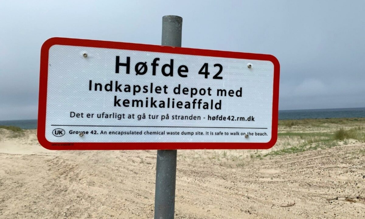 Selvom det er ufarligt at gå på stranden ved Høfde 42, er der forbud mod badning, dykning og fiskeri i området. Dette forbud forventes ophævet, når oprensningen er tilendebragt med udgangen af 2030. Foto: Region Midtjylland