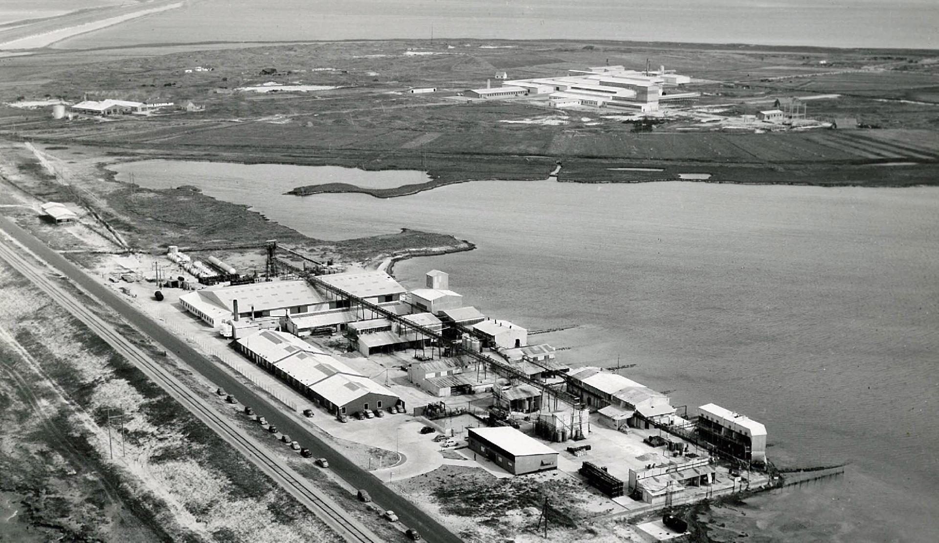 Cheminova lukker sin fabrik i Måløv ved København og flytter produktionen til Harboøre Tange i 1953. I 1958 kommer der stigende opmærksomhed på en potentiel forurening, da lokale klager over lugt og afsmag i fisk. Cheminovas hhv. nuværende og gamle fabriksgrund er også forurenet. Arkivfoto: Region Midtjylland