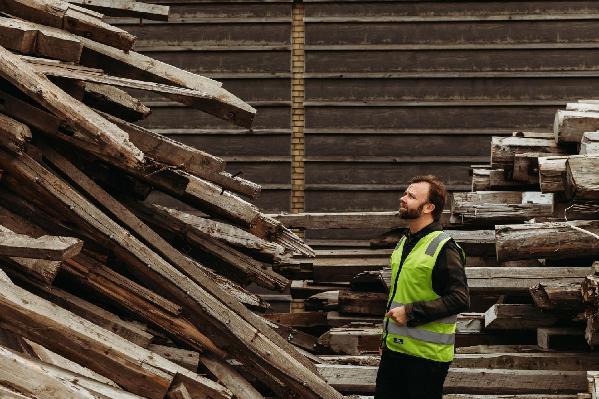 Arkitekt Niels Jakubiak Andersen samarbejder med store nedrivningsfirmaer, der forsyner Næste med rigeligt genbrugstræ. Foto: Næste
