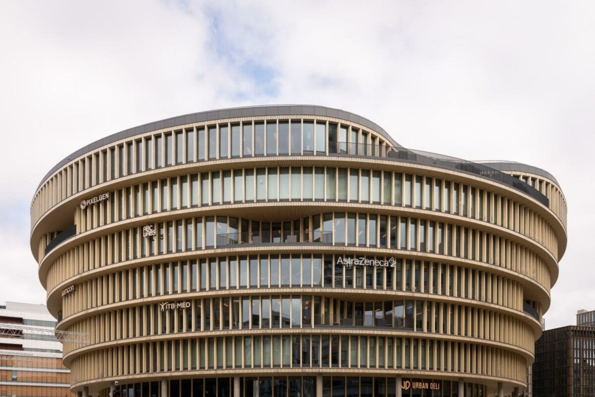 Den cirkulære form, træet og den åbne facon. Forskaren står til at blive et pejlemærke i det nye Stockholm-område Hagastaden. Foto: Marcus Stork