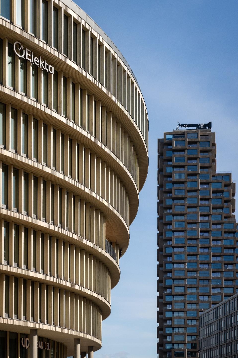 Foto: Halvdelen af bygningens tagflade er dækket af solpaneler, som leverer strøm til bygningen, mens den trinede facade skygger og minimerer behov for nedkøling. Foto: Marcus Stork