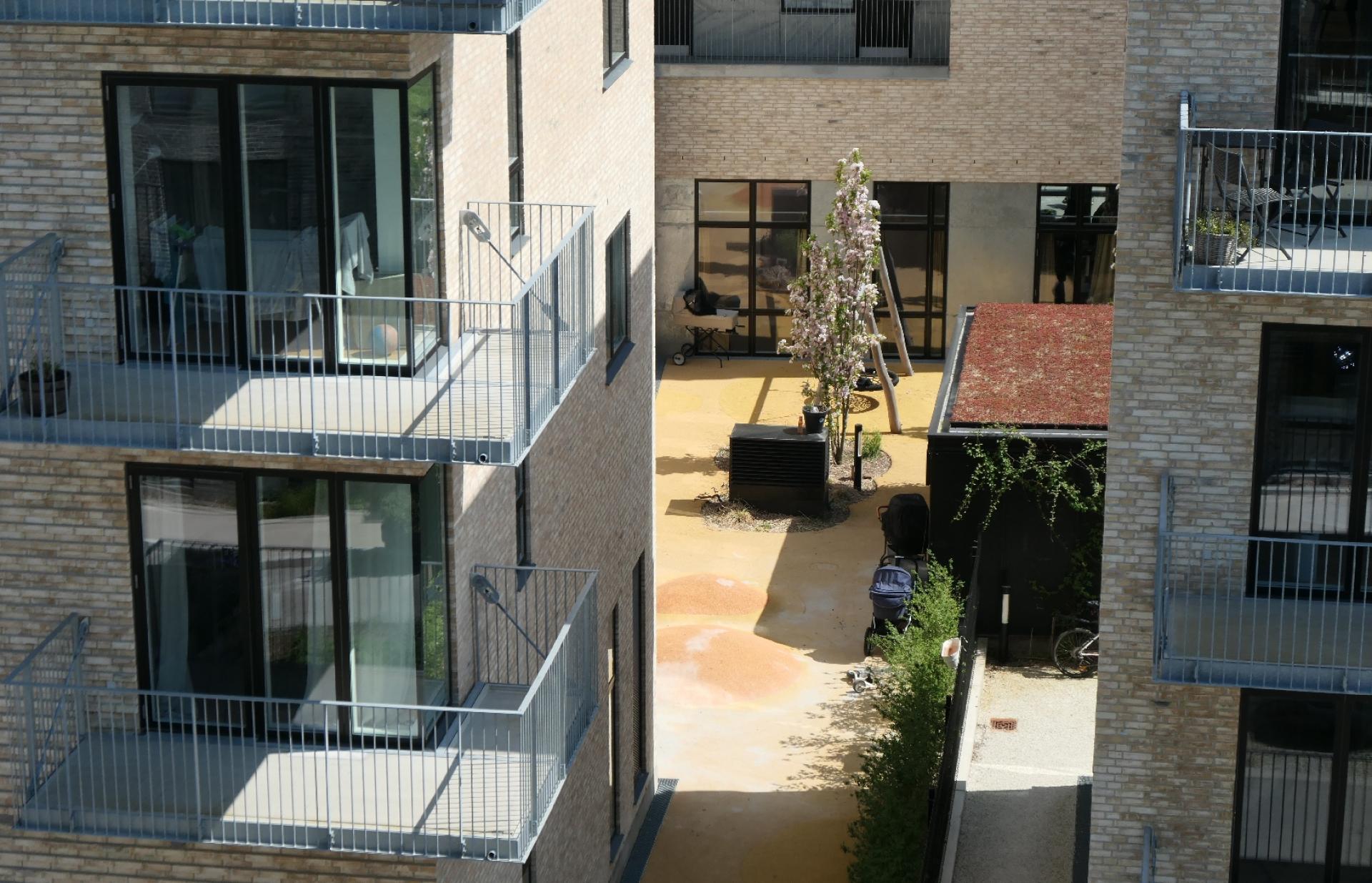 Fællesskab skal være en mulighed i Munkebjergparken, men alle boliger har også en altan eller en privat terrasse, så beboerne kan trække sig tilbage efter behov.