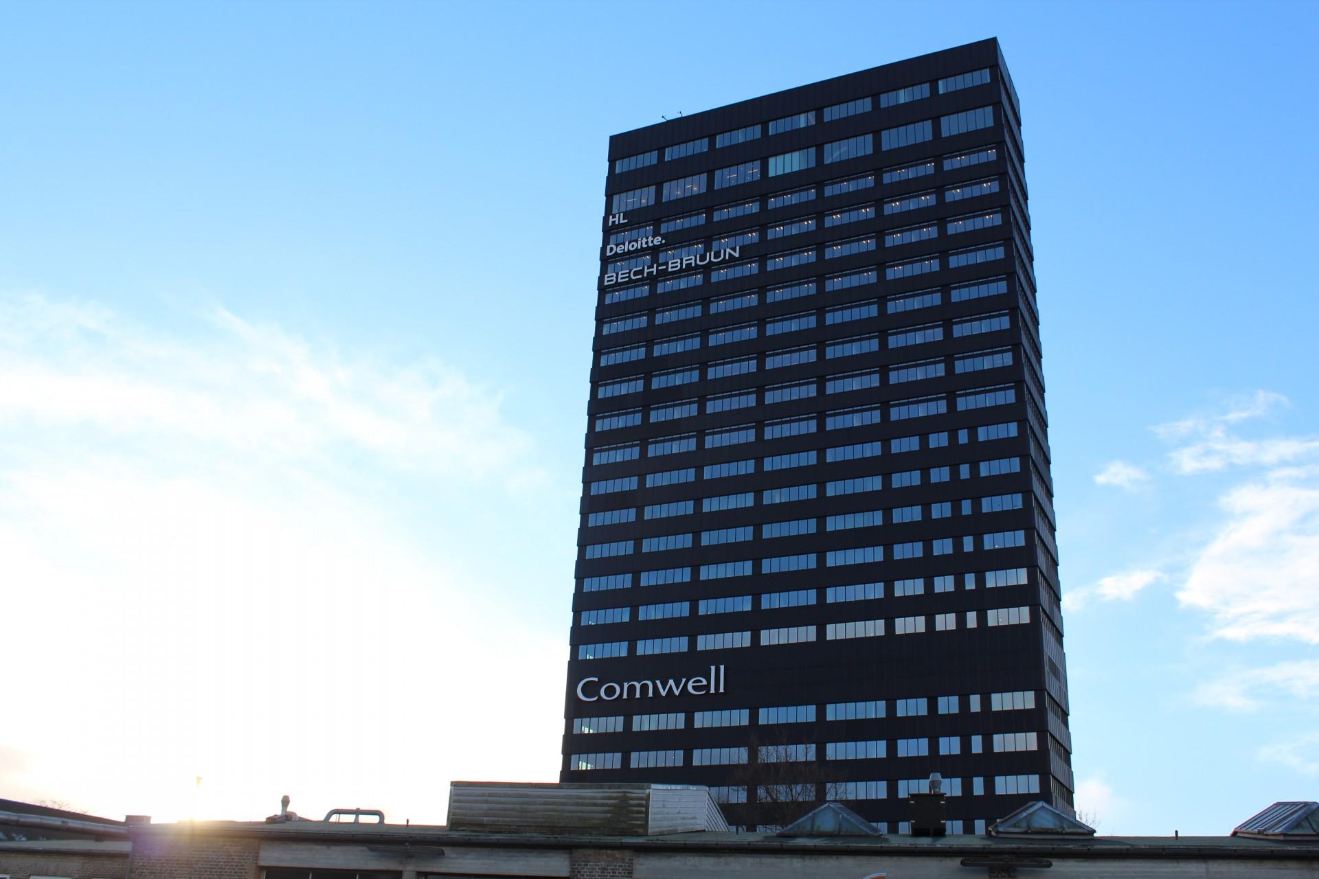 På Aarhus City Tower er solpanelerne integreret i facaden i de bånd, der løber over og under vinduespartierne.