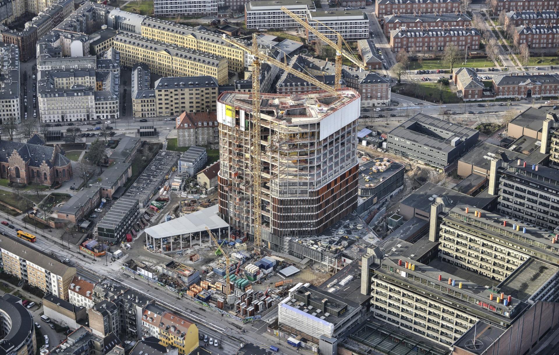 I dag kan cirka 600 håndværkere og samarbejdspartnere holde rejsegilde på Mærsk Bygningen.