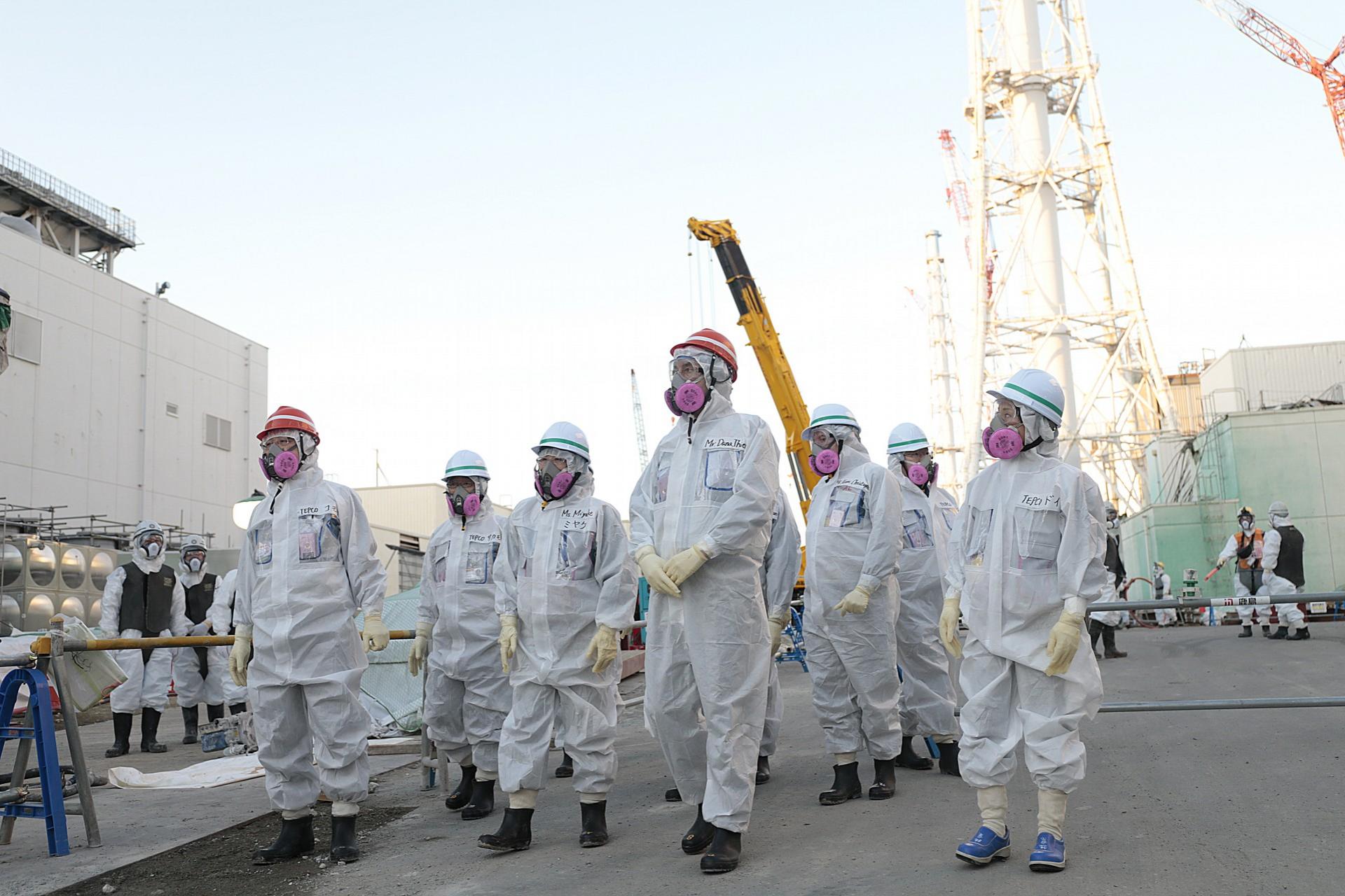 Alle, som opholder sig på det beskadigede værk, skal iføres sikkerhedsudstyr. Bemærk den gennemsigtige lomme med docimeteret. Foto: Tepco.