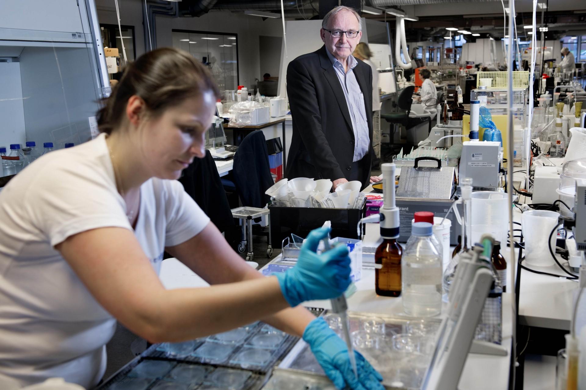 Adm. direktør Svend Aage Linde, Scandi Byg, betragter de fleksible laboratorieopstillinger, som er gjort muligt i de store nye produktionshaller, der også giver effektive arbejdsgange. Pressefoto.