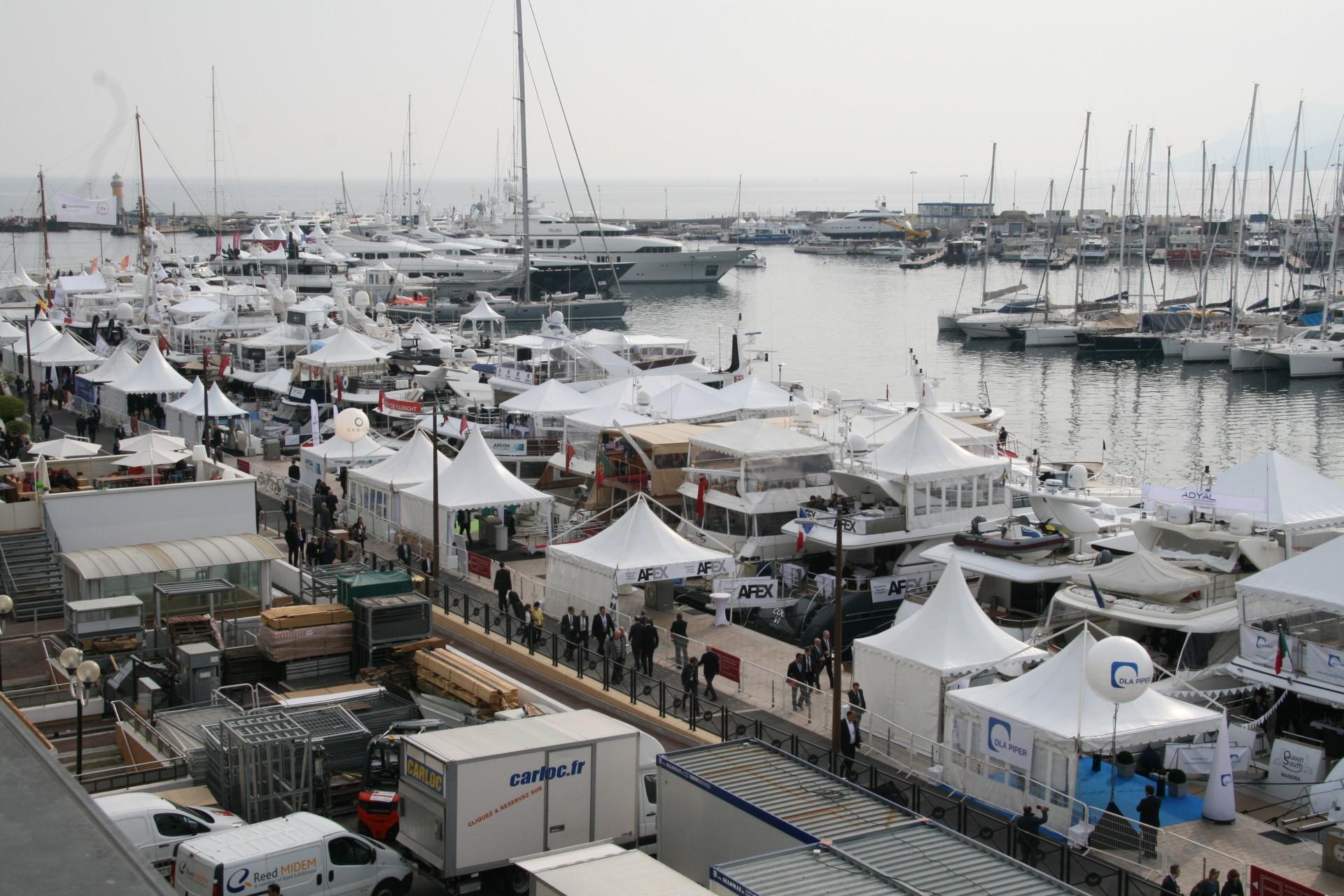 Nogle af de deltagende virksomheder havde under MIPIM lejet en motoryacht i havnen, hvor møder kunne afholdes i elegante og eksklusive omgivelser.