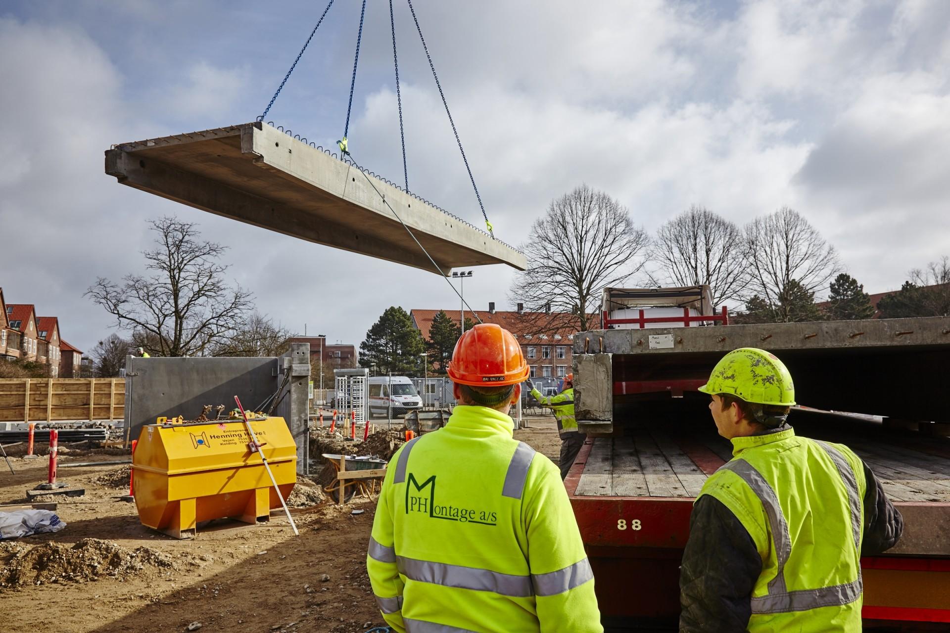 Det første byggeprojekt, et nyt parkeringshus, er allerede i fuld gang. Alle håndværkere med adgang til pladsen har gennemgået et grundigt sikkerhedskursus. Foto: Byggeriets Billedbank.