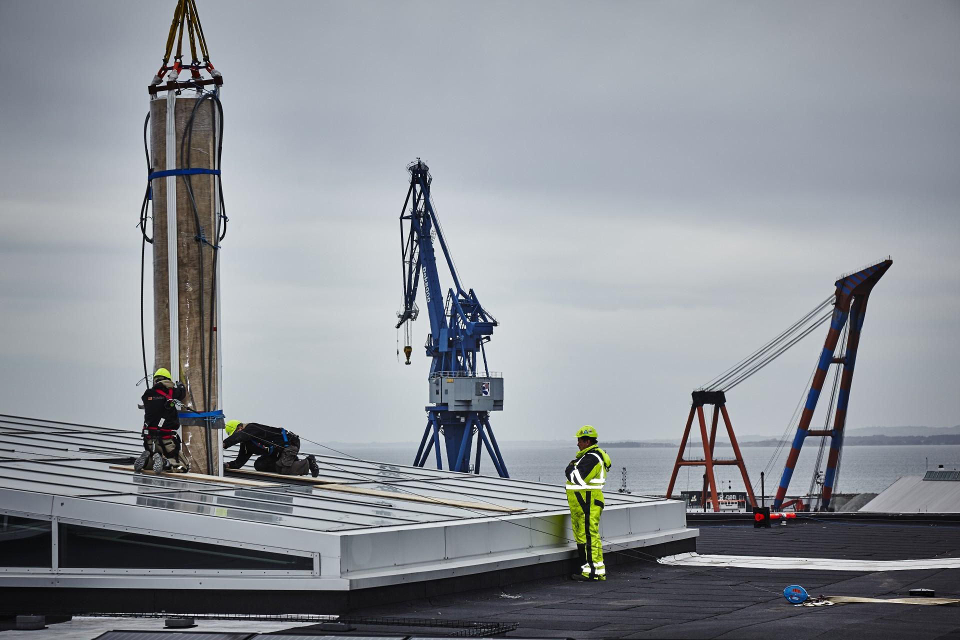 NCC Construction har opført råhuset til Dokk1 og havde også den vanskelige opgave at montere rørklokken i Dokk1. Foto: Byggeriets Billedbank.