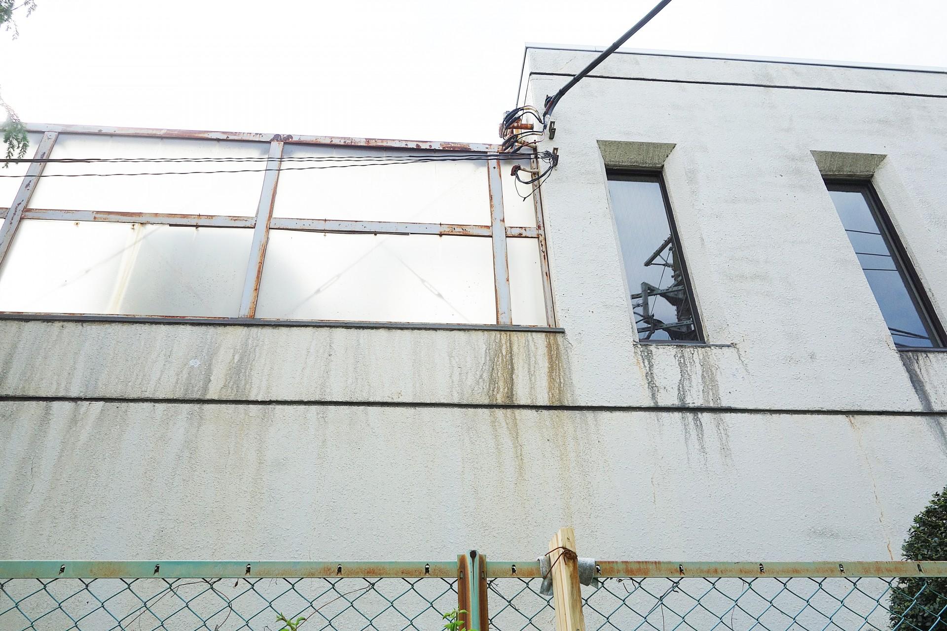 Man ser fugt- og rustskader på boliger mange steder i japanske byer.