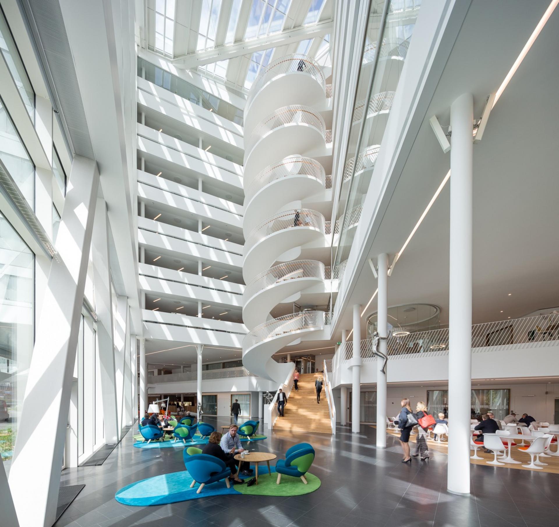 Indvendigt mødes gæster og medarbejdere af to skulpturelle spiraltrapper, der udgør bygningens to knudepunkter. Foto: Adam Mørk courtesy of 3XN.