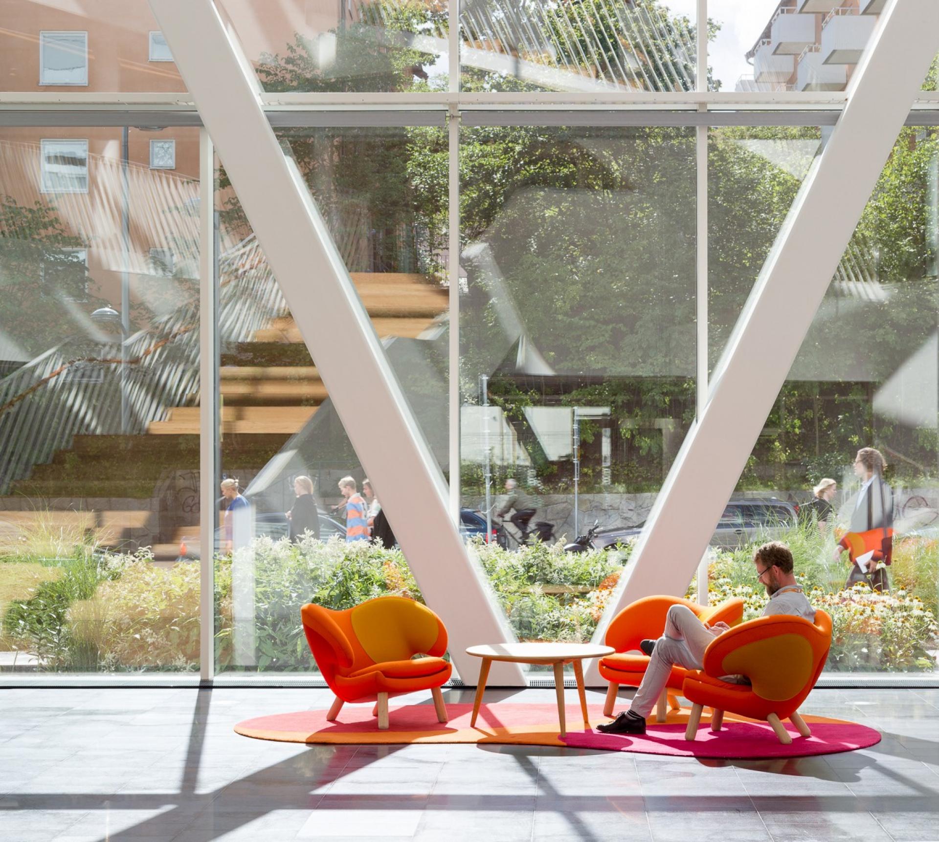 Der er i bygningen lagt vægt på et dynamisk, socialt miljø. Foto: Adam Mørk courtesy of 3XN.