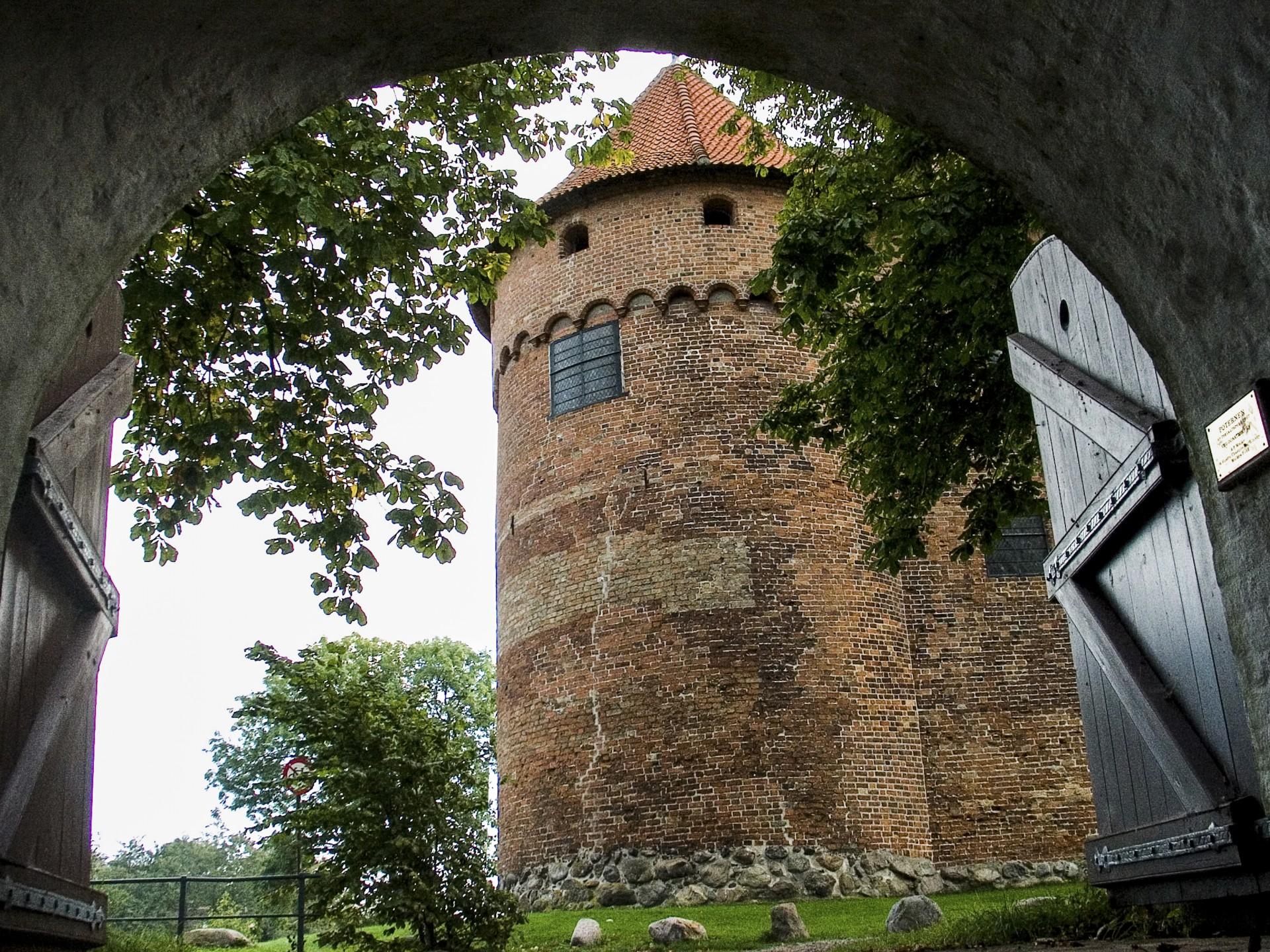 Restaureringen omfatter primært restaurering af bjælkelag, terrændæk samt tag og fag. Dertil kommer udskiftning af installationer, brandsikring og forbedring af flugtveje. Foto: Colourbox.