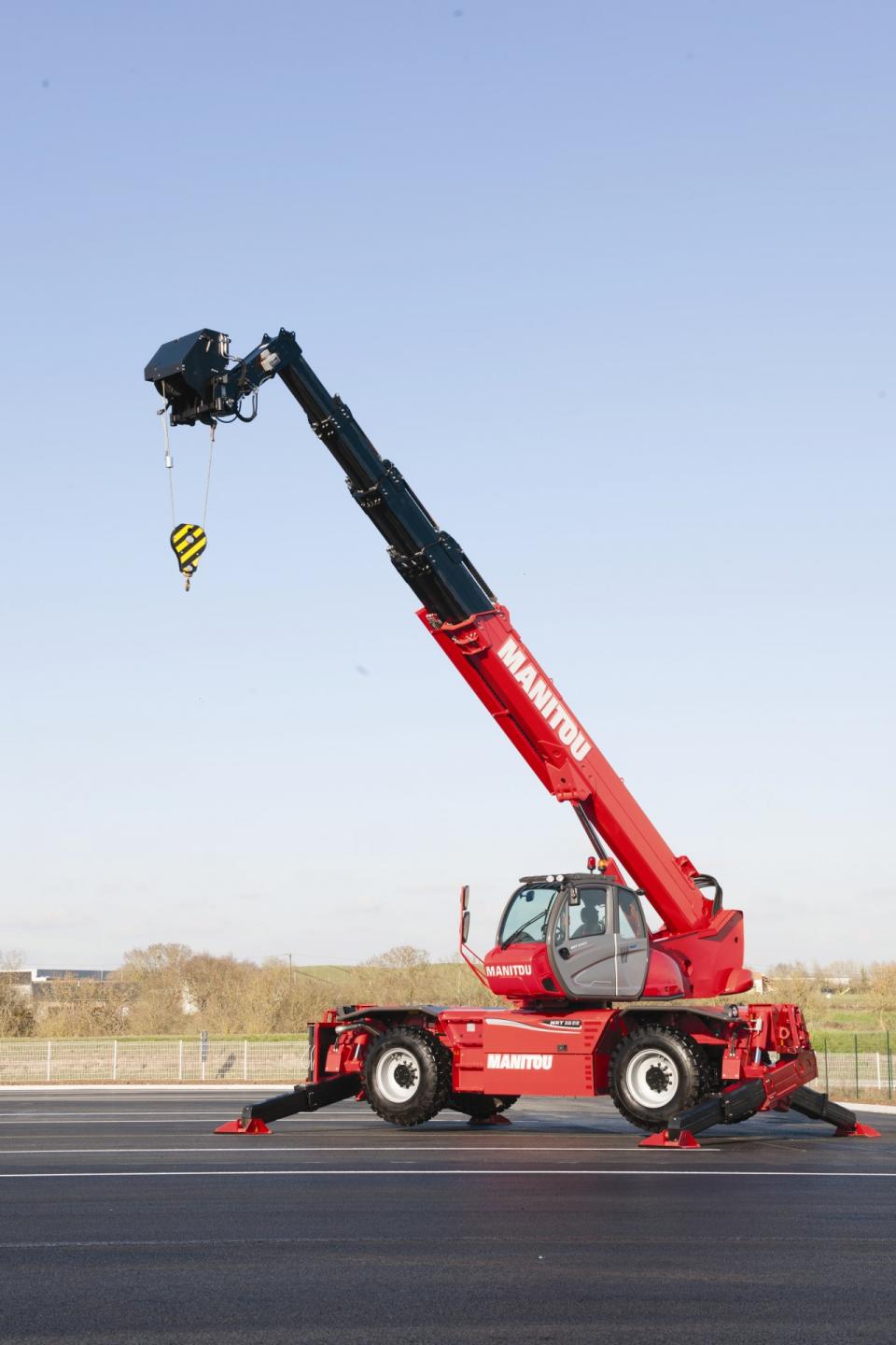 Manitou MRT 3255 er den hidtil største rotation telescopic fra Manitou. Maskinen har en maksimal løftehøjde på 31,6 meter, og den er i stand til at løfte 2,5 ton til den højde.