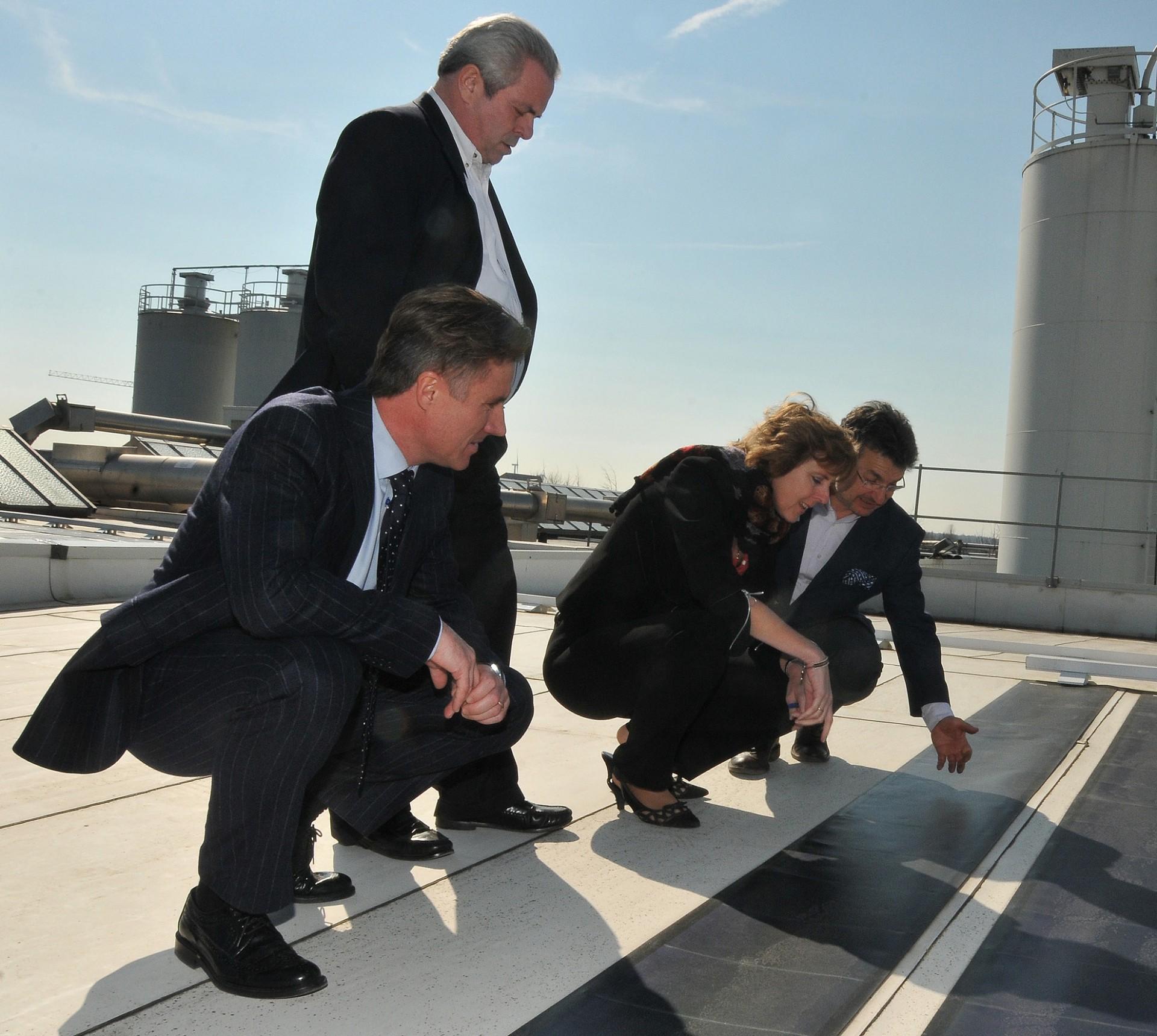 Tidligere klimakommissær Connie Hedegaard præsenteres for Derbigum-membran på Derbigums fabrik i Belgien. Pressefoto.