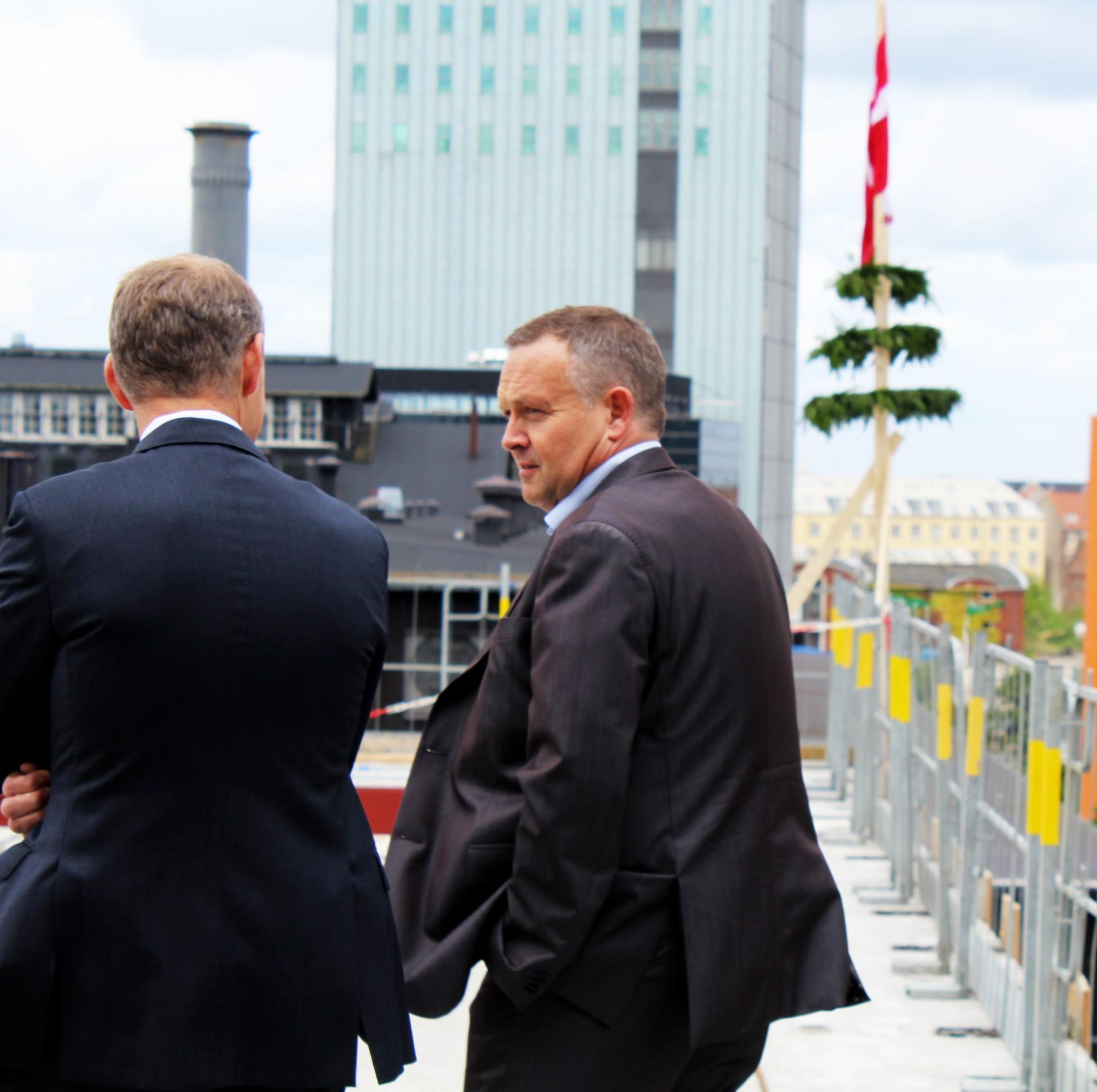 Adm. direktør for Carlsberg Byen P/S, Jens Nyhus, glæder sig med rejsegildet til udsigten til, at de 22 forskerboliger snart vil være med til at definere den nye bydel. Pressefoto.