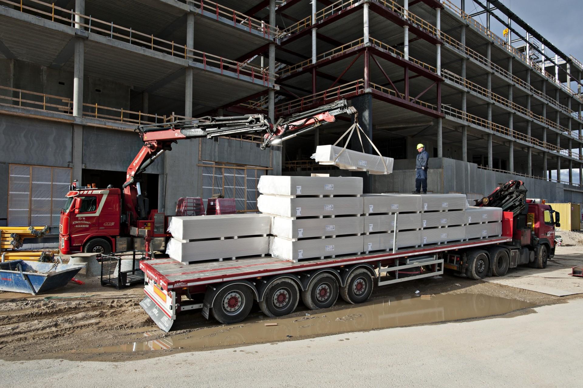 Nordea projektet har krævet ekstra lastbiler, for at Knauf kan levere de 90 paller gipsplader, som projektet modtager om dagen. Foto: Jens Juul/Knauf.