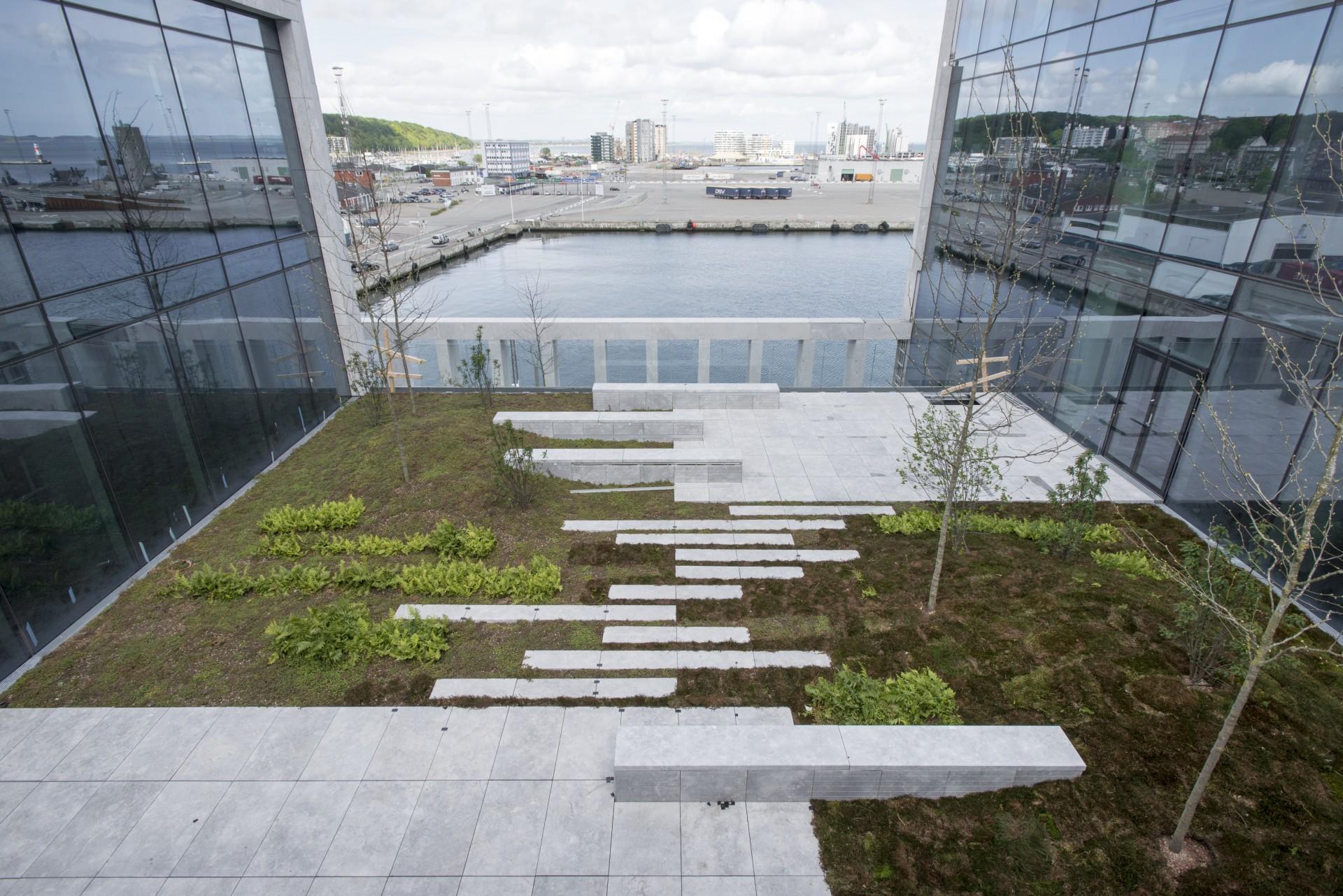 Atrier, terrasser og taghaver binder det store byggeri sammen. Foto: Julian Weyer.