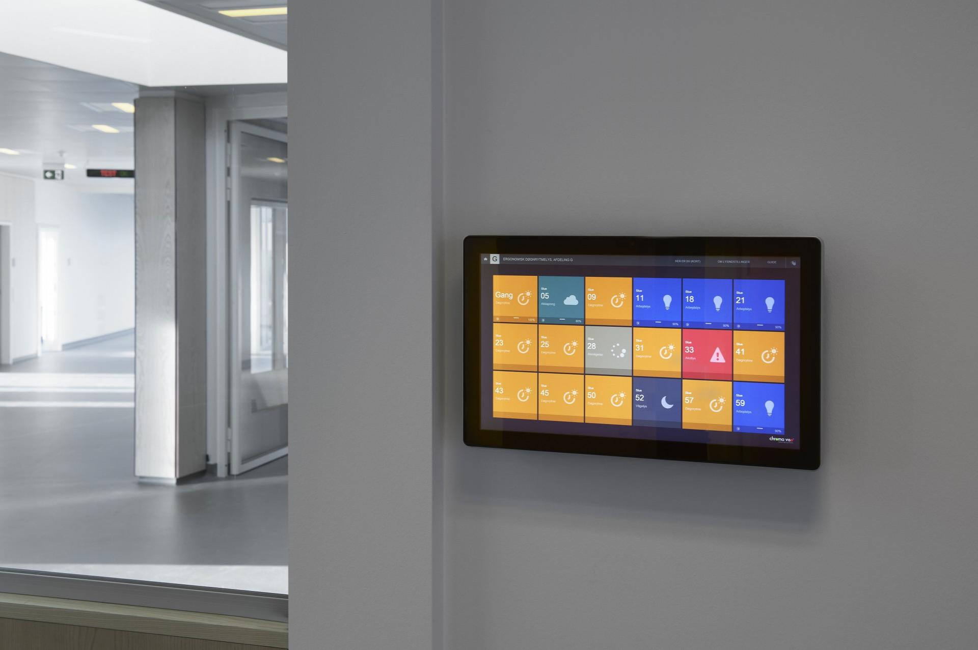 Touch skærmen giver personalet mulighed for at skifte lyset centralt. Farverne på knapperne afspejler farverne i lyset. Foto: Chromaviso.