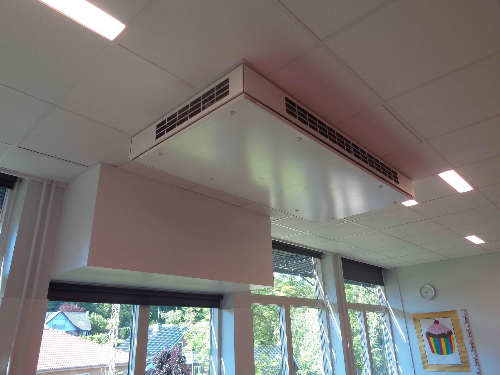 De nye ventilationssystemer styres af temperaturen og CO2-niveauet i de enkelte lokaler og reguleres automatisk alt efter, hvor mange elever der er i lokalet. Foto: Constructa.