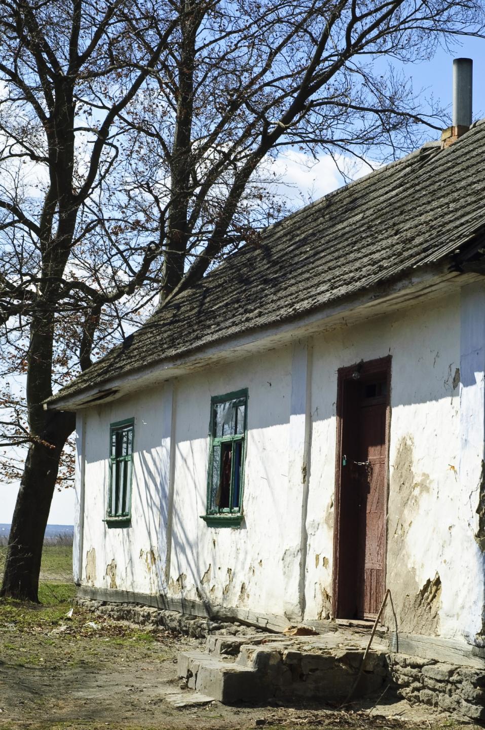 Efterladte og værdiløse landdistriktshuse rummer store økonomiske potentialer for lokalsamfundene, hvis man nedriver og genanvender materialerne. Foto: Colourbox.