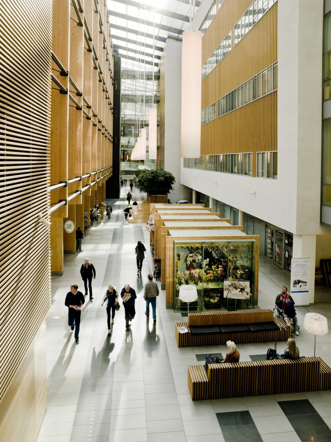 Besøgende på universitetssygehuset i Oslo fremhæver ifølge C.F. Møller den varme atmosfære og lyset i byggeriet. Foto: Jørgen True.