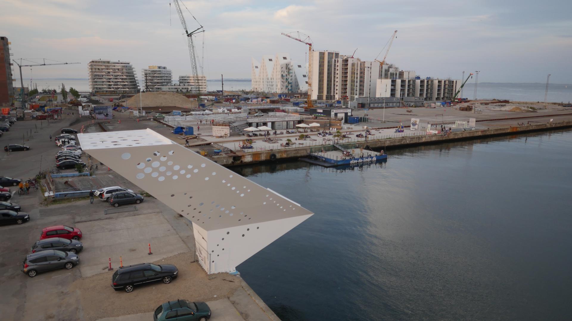 Det er Dorte Mandrup Arkitekter, der har stået for udformningen af det nye udsigtstårn på Aarhus Havn. Foto: Air Spot.