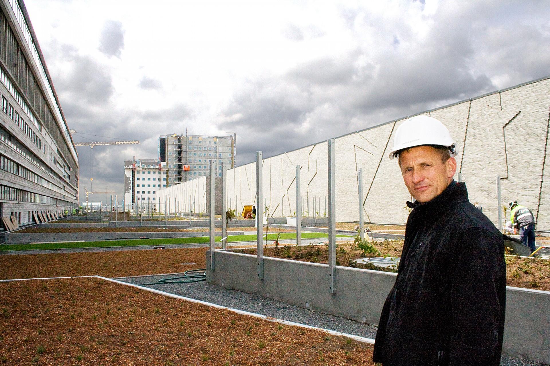 Per Malmos, direktør i Malmos Anlægsgartnere, der her er fotograferet ved anlæggelsen af Rigsarkivets grønne taghave ved Kalvebod Brygge, er blandt talerne på Have & Landskab '15 om grønne tage. Arkivfoto: Kim Ebbesen.