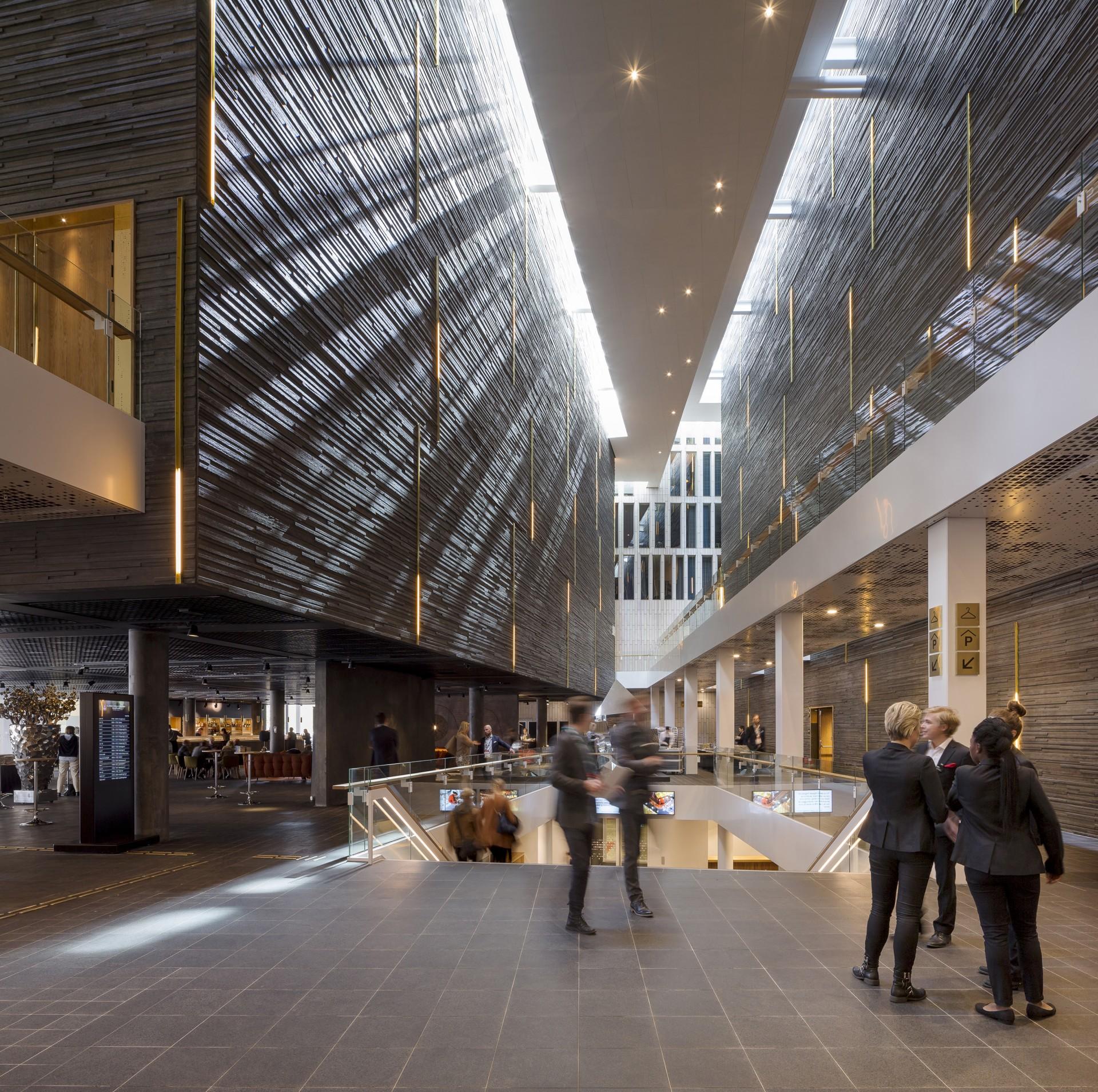 Kompletset består udenfor koncertsalen af rå, sort beton og sten. Foto: Schmidt Hammer Lassen Architects.