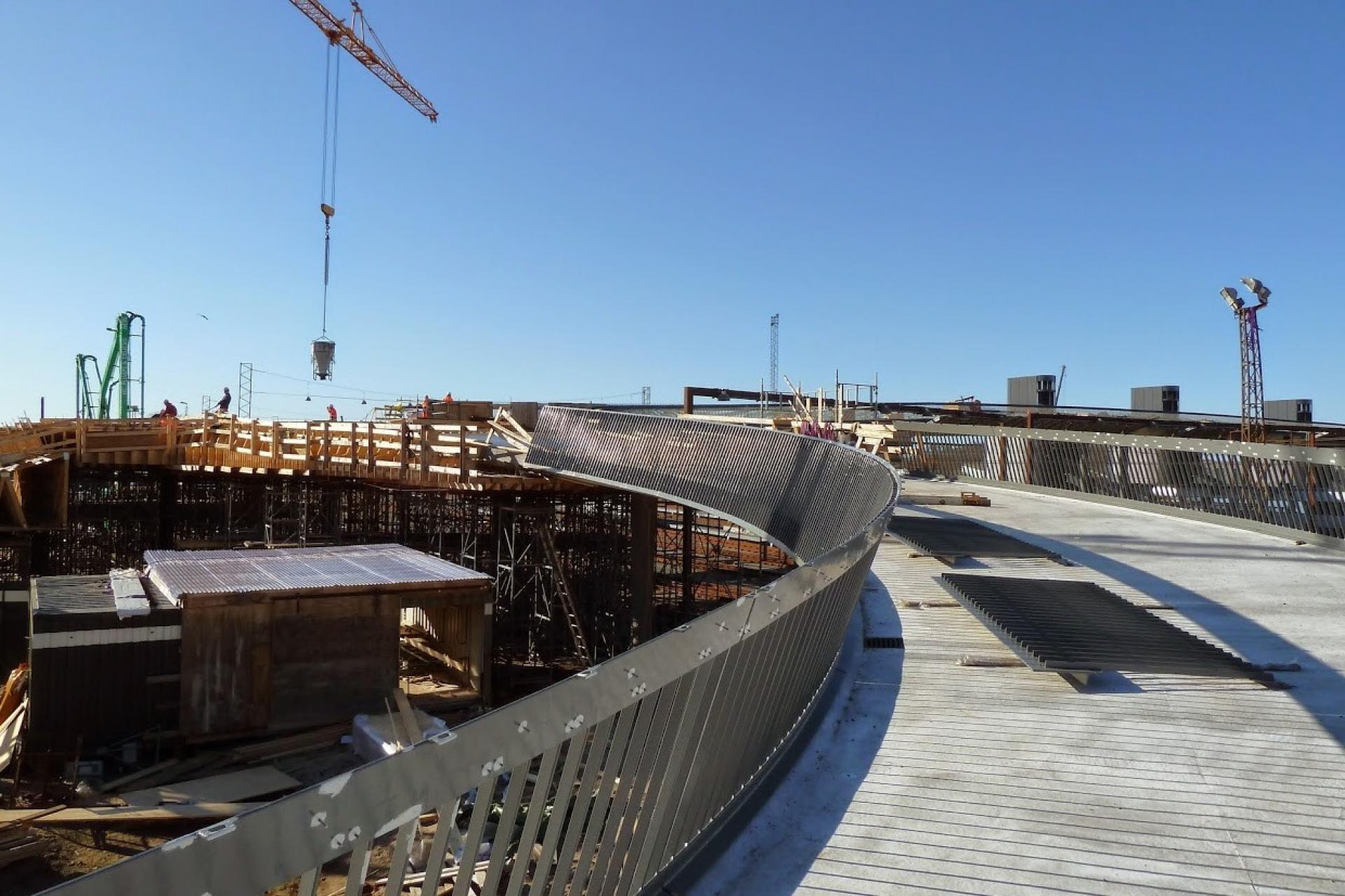 Byens Bro får prisen for kreativ og enestående brug af stål. Her et billede taget under opførelsen. Foto: Kristina Tvedskov.