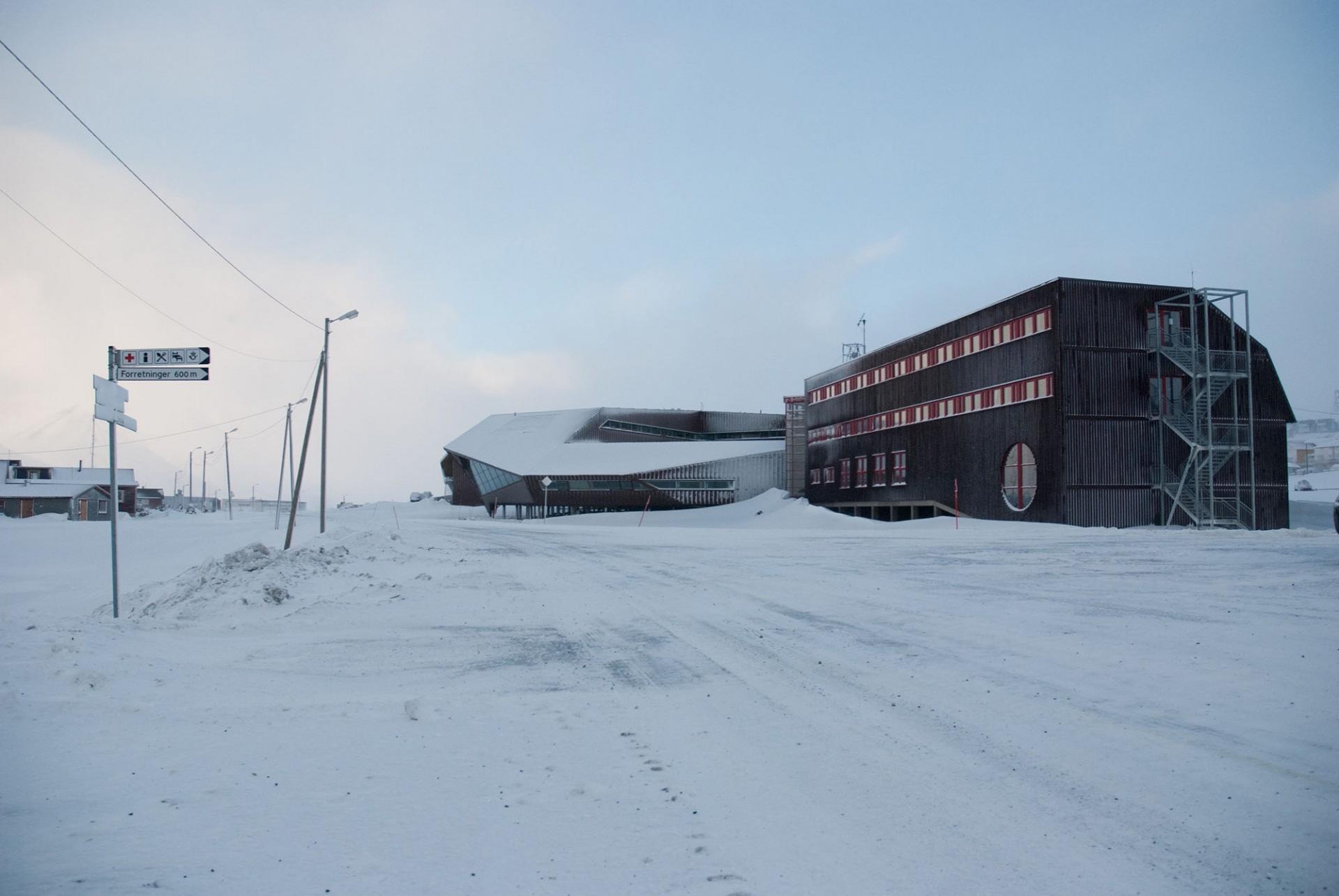 Forskerparken huser udover UNIS - universitetscentret - også Norsk Polarinstitutt og Svalbard Museum. Foto: Kristoffer Eng. 