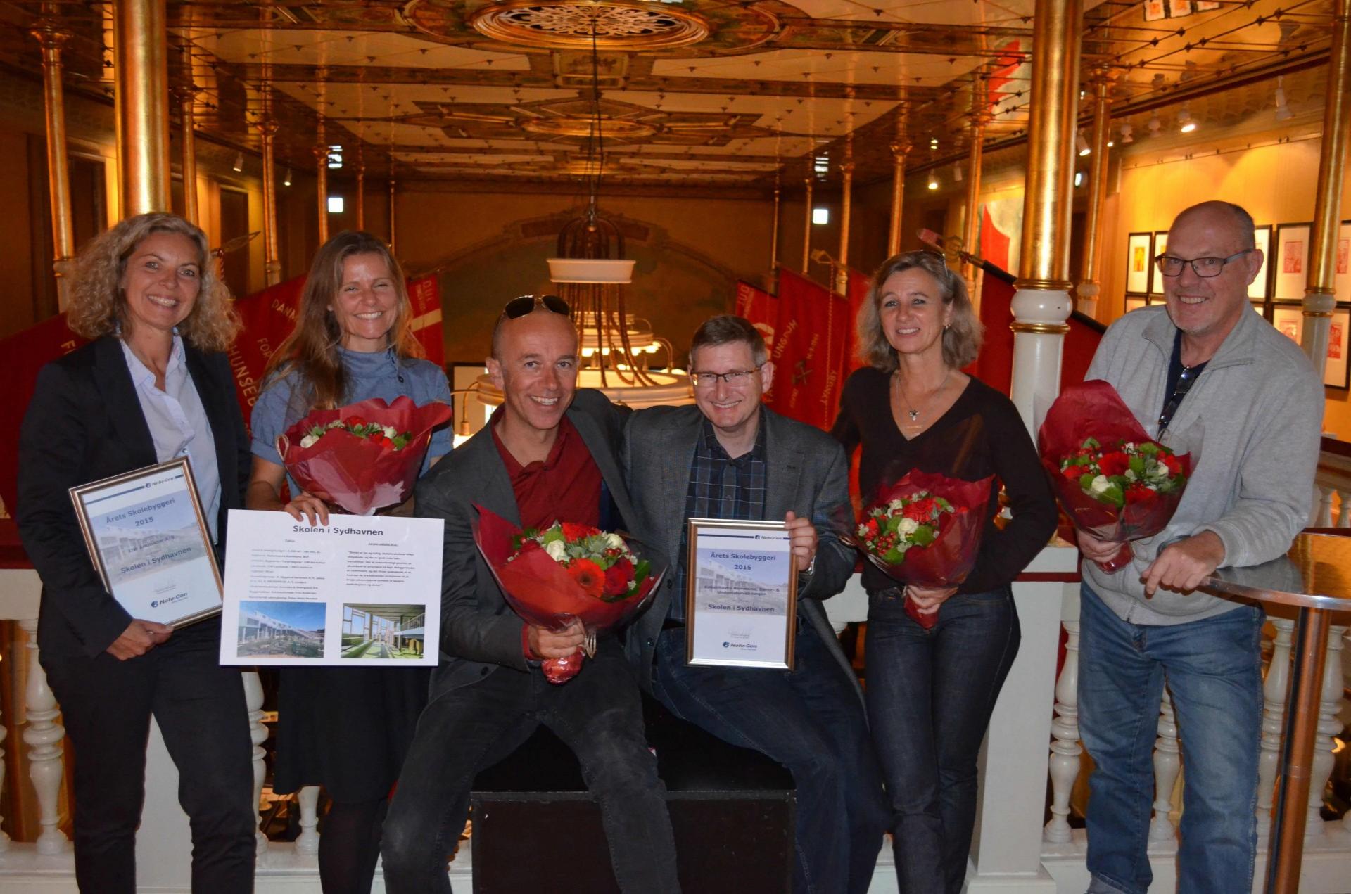 Vinderteamet bag Skolen i Sydhavnen blev hædret på Nohr-Cons 'Konference om byggeri af fremtidens skole 2015'. Pressefoto.