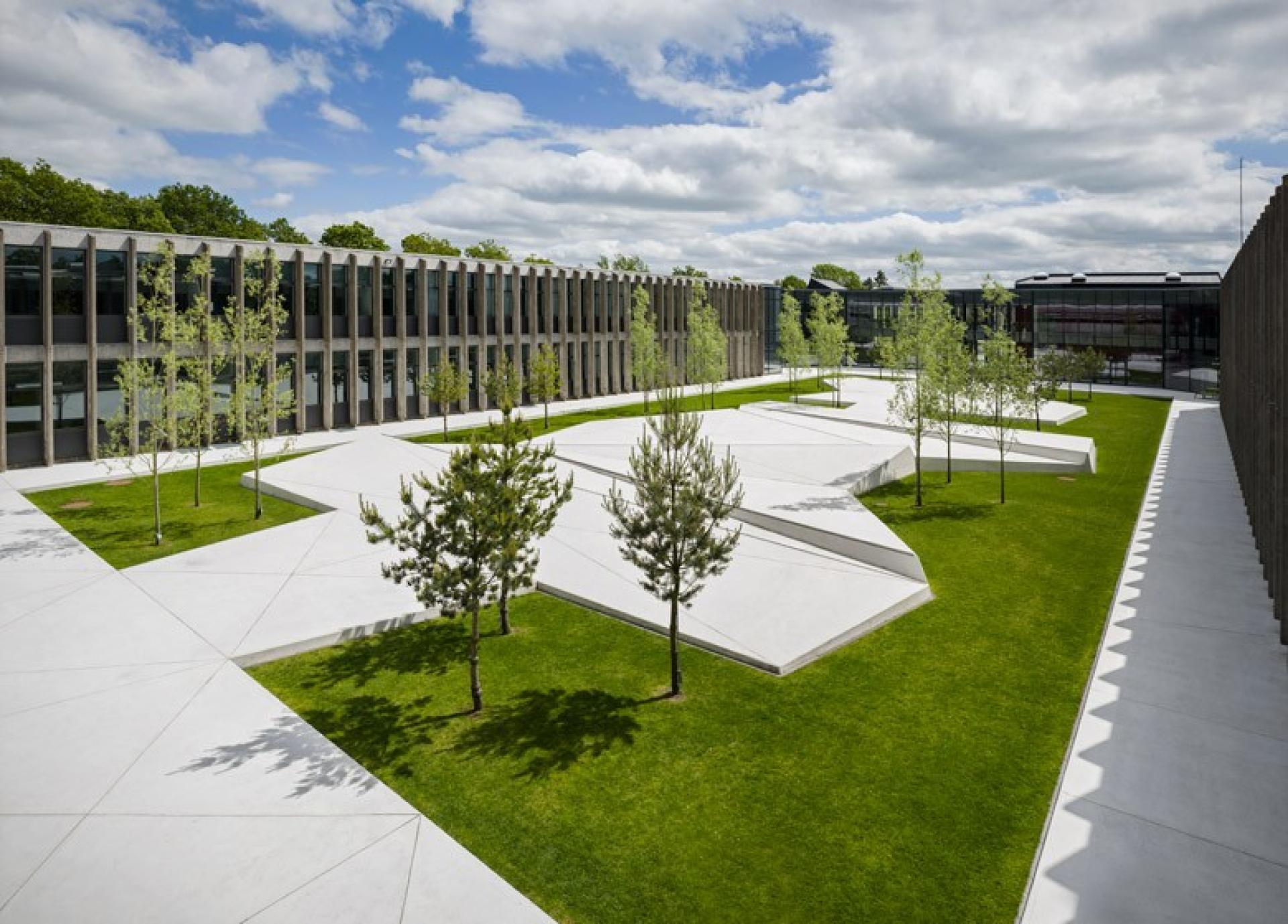 Gårdanlægget ved Herning Gymnasium er designet af Schønherr Landskabsarkitekter og er også blevet tildelt Bygningspræmieringsprisen. Foto: Schønherr.