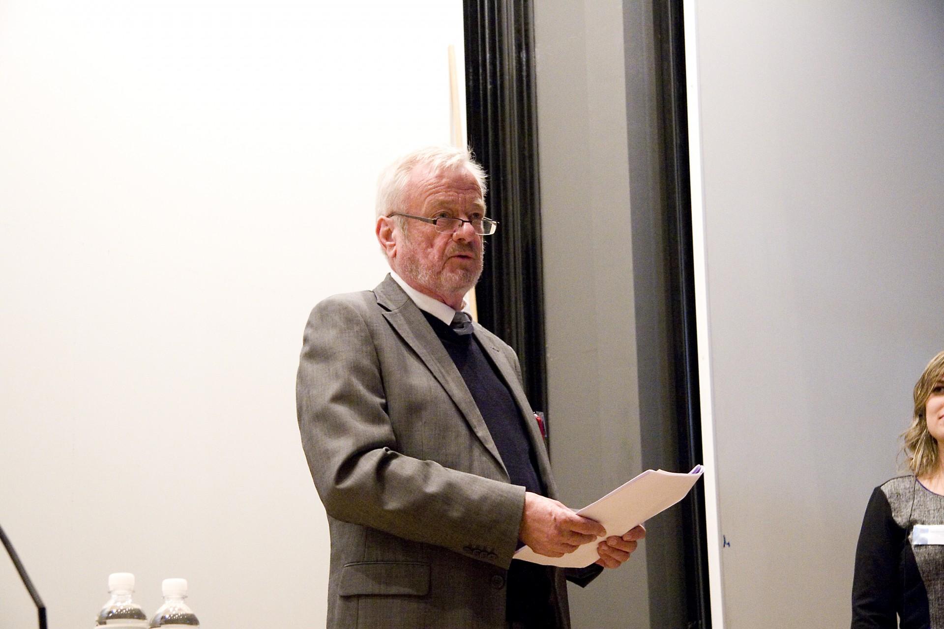 Per Kortegaard, arkitekt m.a.a., lektor og underviser i BIM på Arkitektskolen Aarhus, forudser, at flere små tegnestuer vil bukke under eller gå sammen med større for at kunne byde ind på de større opgaver, der kræver BIM-aflevering. Foto: Jan Knudsen.