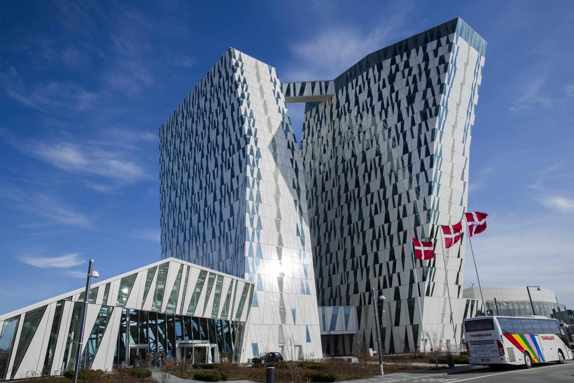 Bella Sky Hotel er skævere end det skæve tårn i Pisa og er også en del af udstillingen om banebrydende byggerier. Foto: News Oresund.