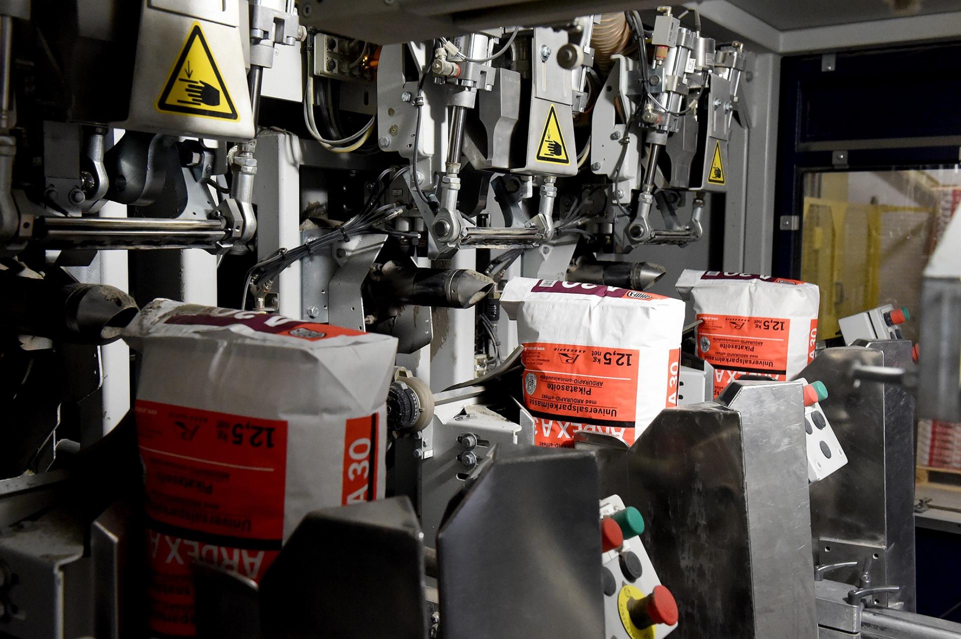 Den store efterspørgsel har ikke mindst kunnet mærkes i Hedensted, hvor fabrikken i øjeblikket sender et trecifret antal tons færdige materialer af sted om dagen.
