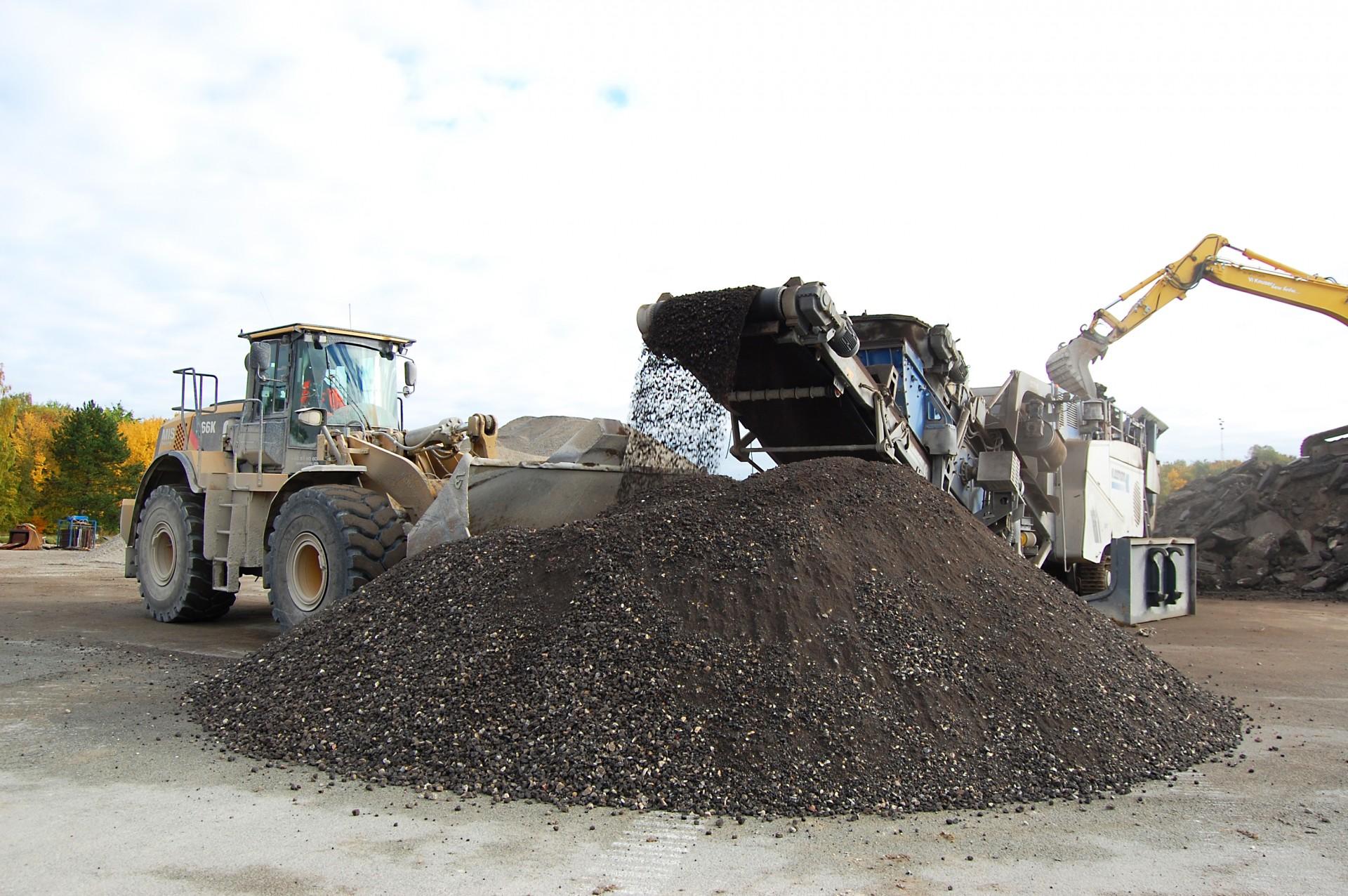 I alt forventer man at nedbryde 35.000-40.000 tons beton på Irmagrunden, bl.a. fordi man finder gamle konstruktioner nede i jorden. Det knuste materiale bliver liggende på grunden og vil blive brugt i det kommende byggeri. Foto: Lars Lorentsen.