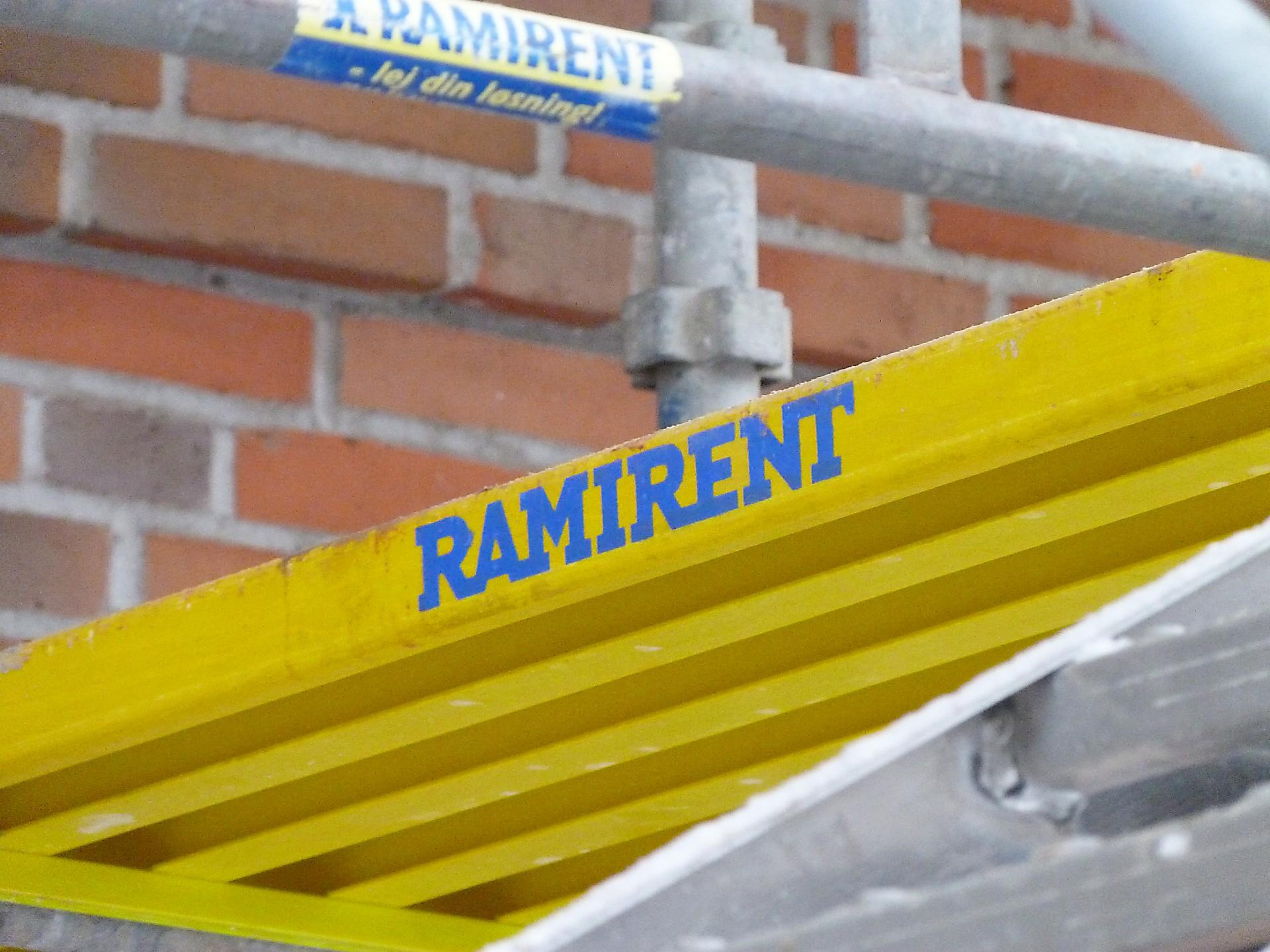 Ramirent var blandt de første i Danmark til at tage komposittrallen til sig. De fik et stort parti leveret med logo og i signaturfarven. Foto: Nordic Platform.