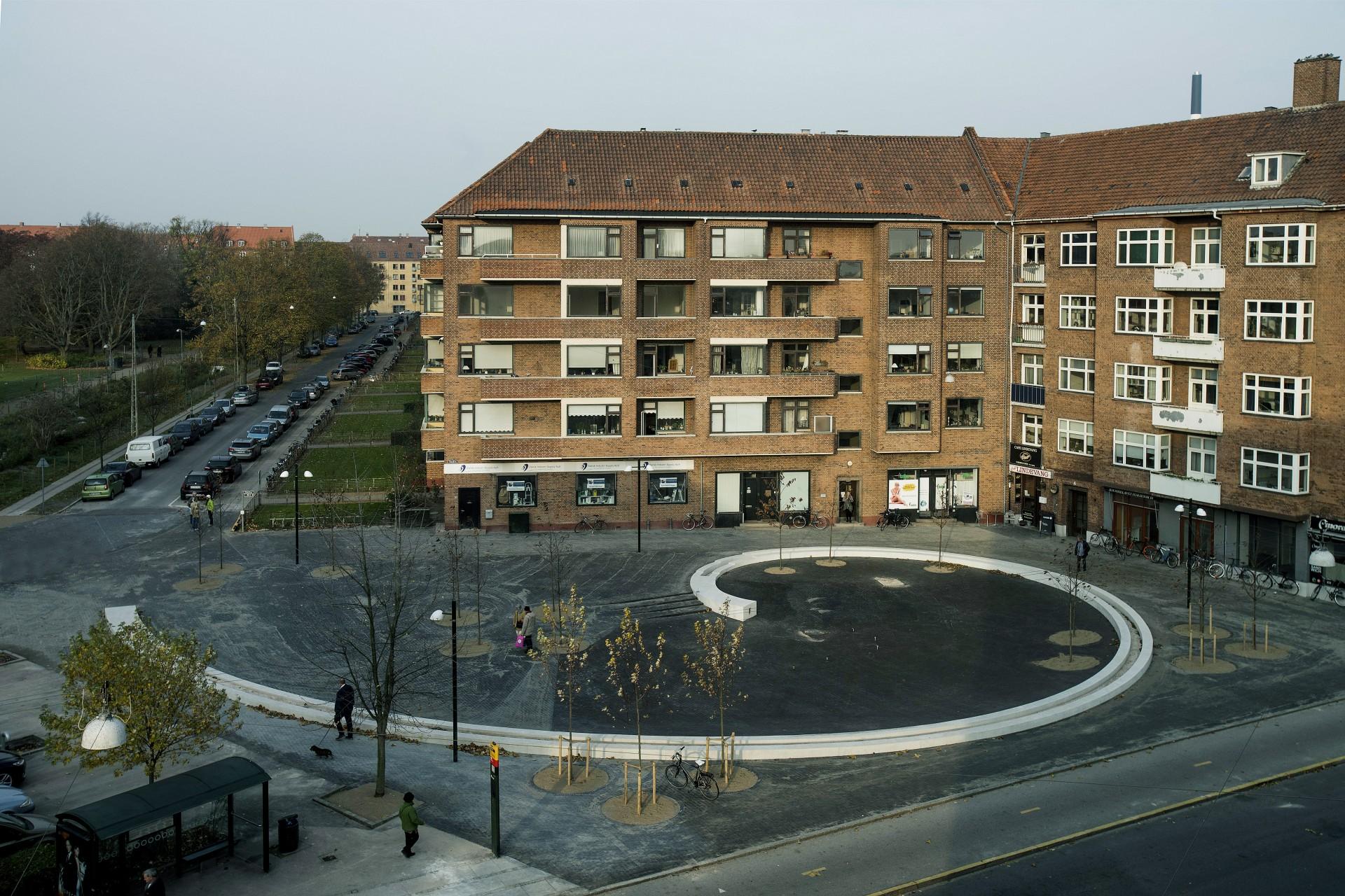 Et tidligere tomt byrum mellem Lindevangsparken og Peter Bangs Vej er blevet til byrummet Sløjfen, hvor en spiralformet mur både fungerer som kant i et regnvandsbassin, som bænk og som en vandkunst, hvor vandet løber i en rende øverst i muren. Foto: Carsten Ingemann.