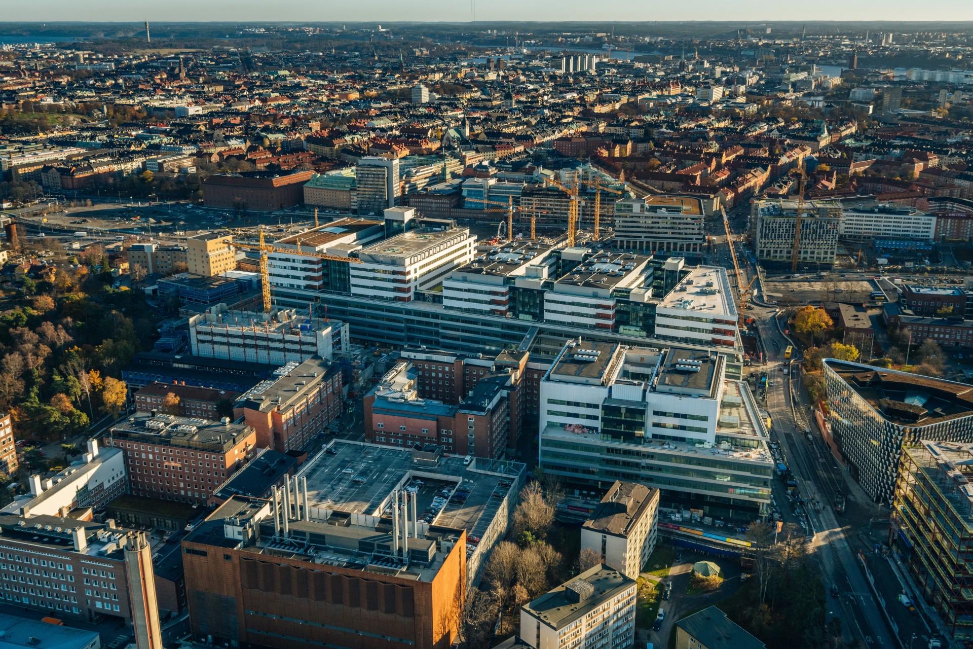 Karolinska-projektet har været i gang siden 2009, og prisen er godt 14.5 mia. svenske kroner, svarende til 11.5 mia. danske kroner. Hospitalet bliver på 330.000 kvadratmeter og kommer til at huse 730 patientsenge. Foto: Verotech.