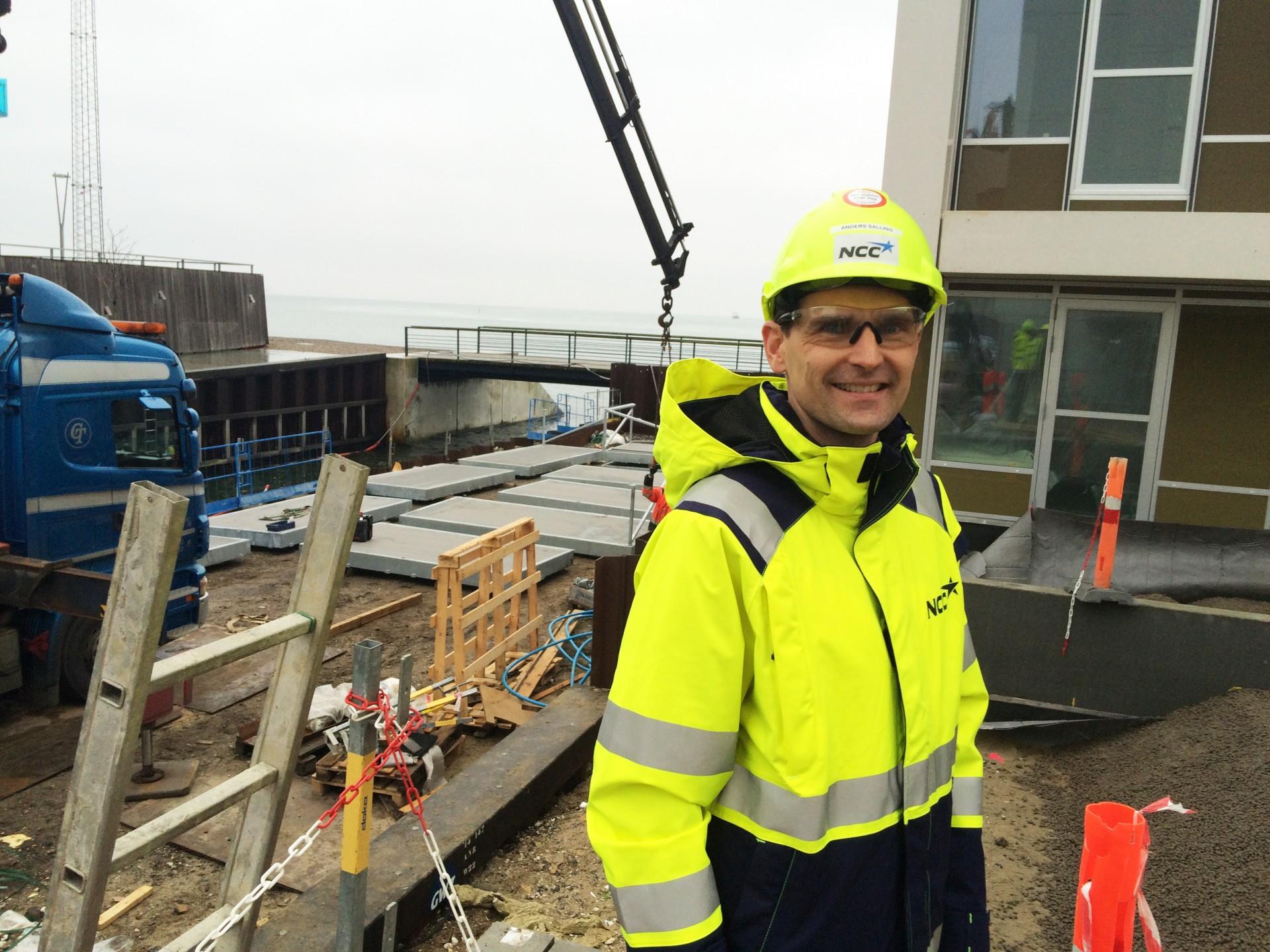 Senior projektchef Anders Borg Salling har været med siden starten for et par år siden. Bag ham samles altanerne til de mange lejligheder. Foto: Torben Jastram.