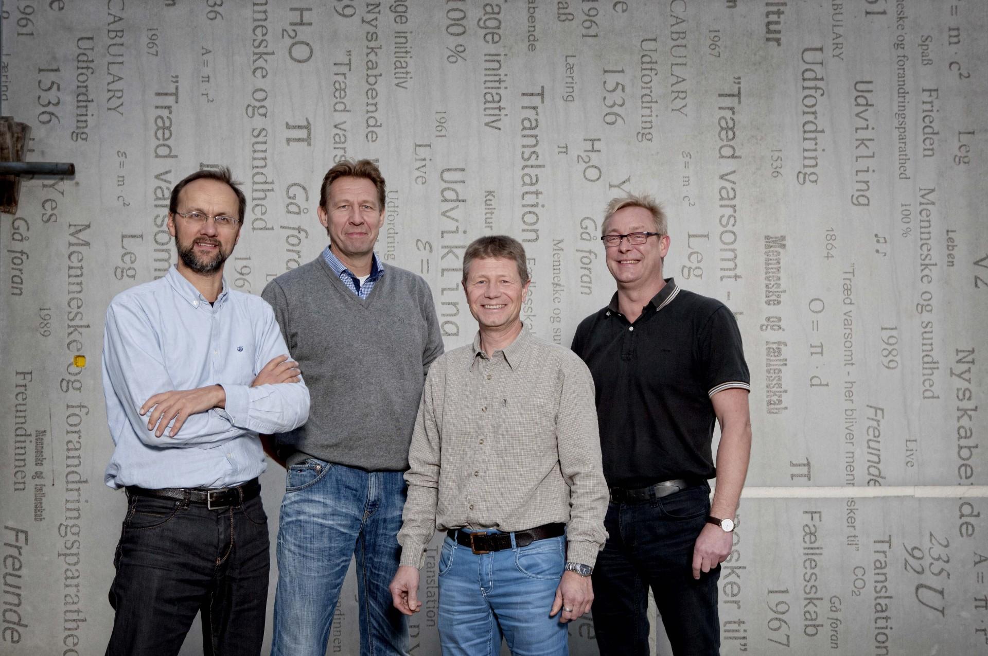 Administrerende direktør og medstifter Erling Holm er på banen med alle tider bedste regnskab i Confac A/S. Han ses yderst til venstre sammen med virksomhedens øvrige stiftere og meddirektører Hans Verner Lind, Frank Laursen og Peter Adamsen.