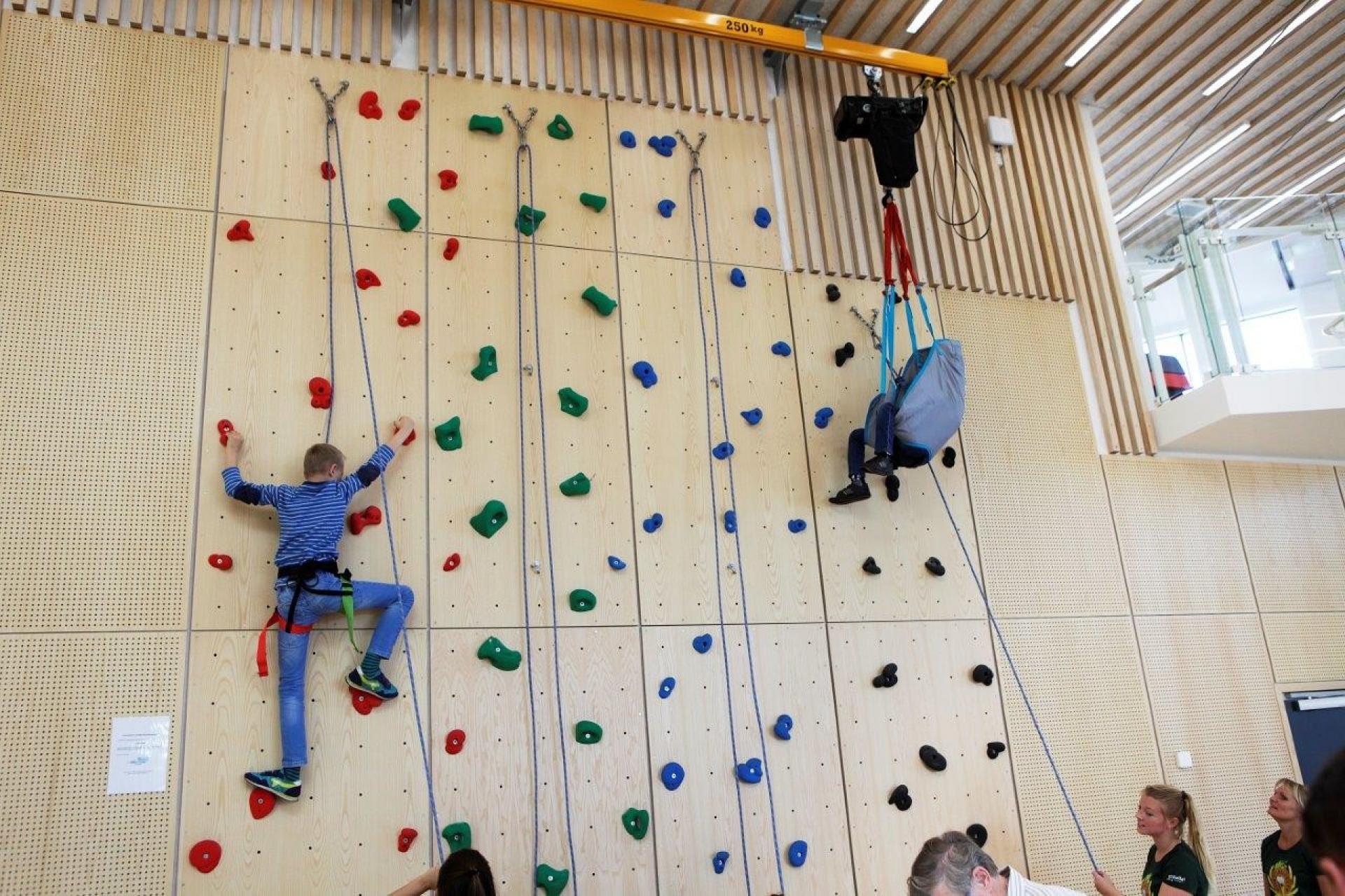 Virklund Sport kan skabe udfordrende klatrevægge til alle behov ? her med fokus på bevægelseshæmmede. Foto: Søren Holm.
