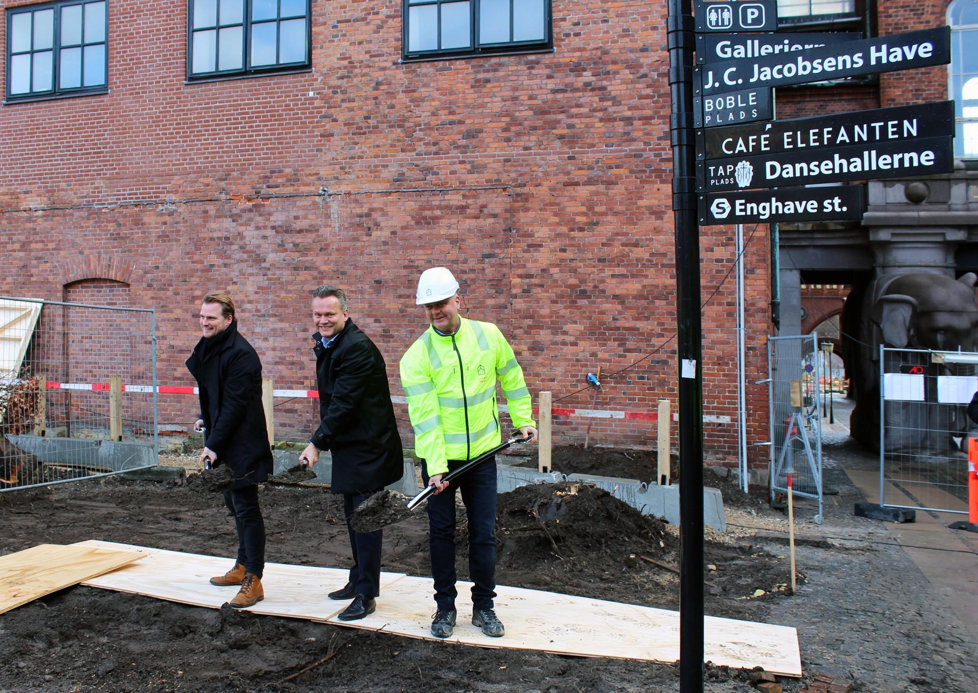 Anders Lyhne fra Årstiderne Arkitekter, Jan S. Hansen fra Carlsberg Byen og Lars Jess Hansen fra Enemærke & Petersen var mødt frem til første spadestik på Laura Hus. Foto: Carlsberg Byen.