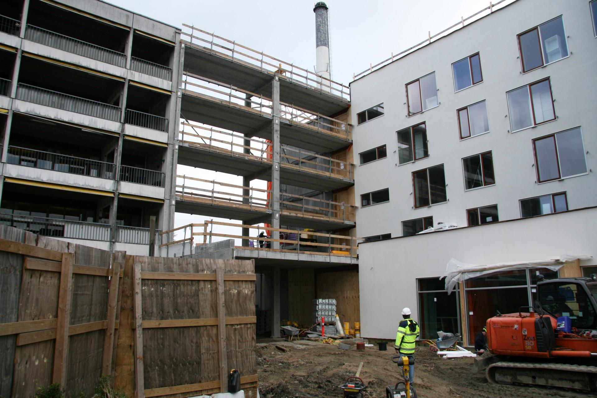 Oprindelig blok til venstre og nyrenoveret blok til højre. Mellembygningen forhøjes fra en til fem etager. Foto: Torben Jastram.