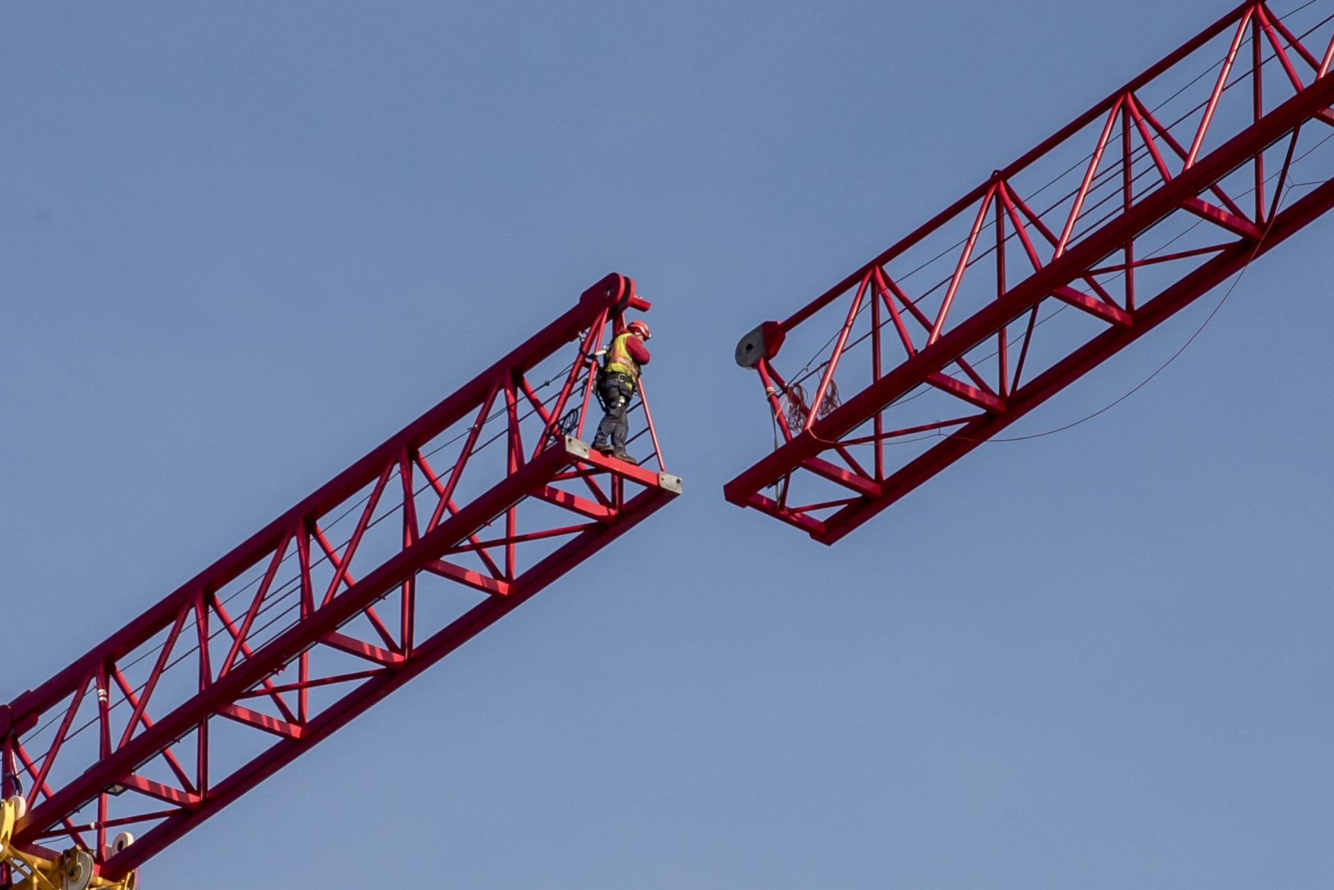 Kranens arm rækker knap 52 meter ud - og kan løfte 8,5 tons i 'strakt arm' og 24 tons længst inde ved tårnet.